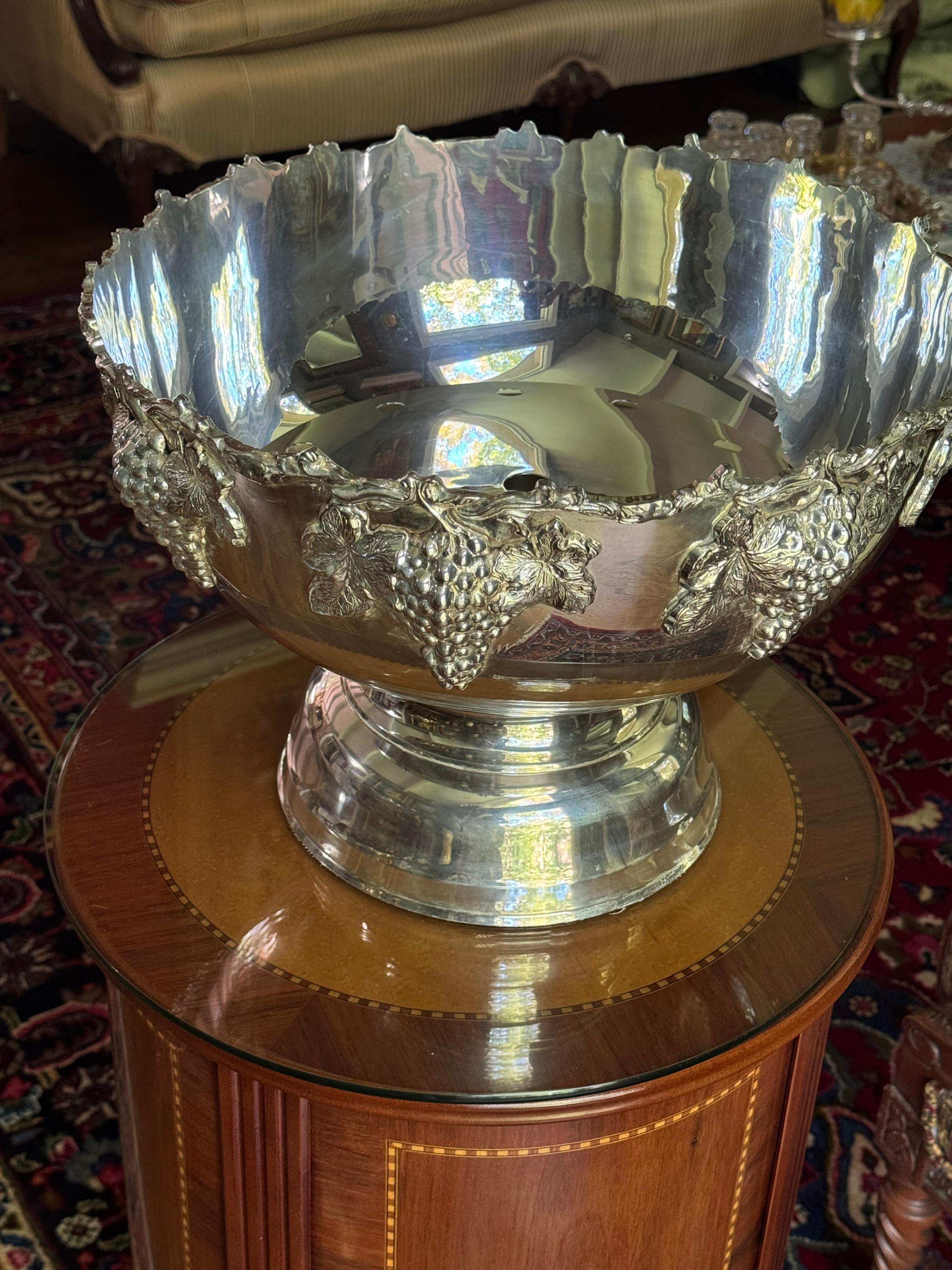 Impresionante cuenco multiusos bien elaborado Mantén frío tu vino o champán con estilo con este elegante cuenco redondo, fabricado en la India  circa 1970 y asentada sobre una base redonda que se desmonta, con la pieza interior para elevar el hielo