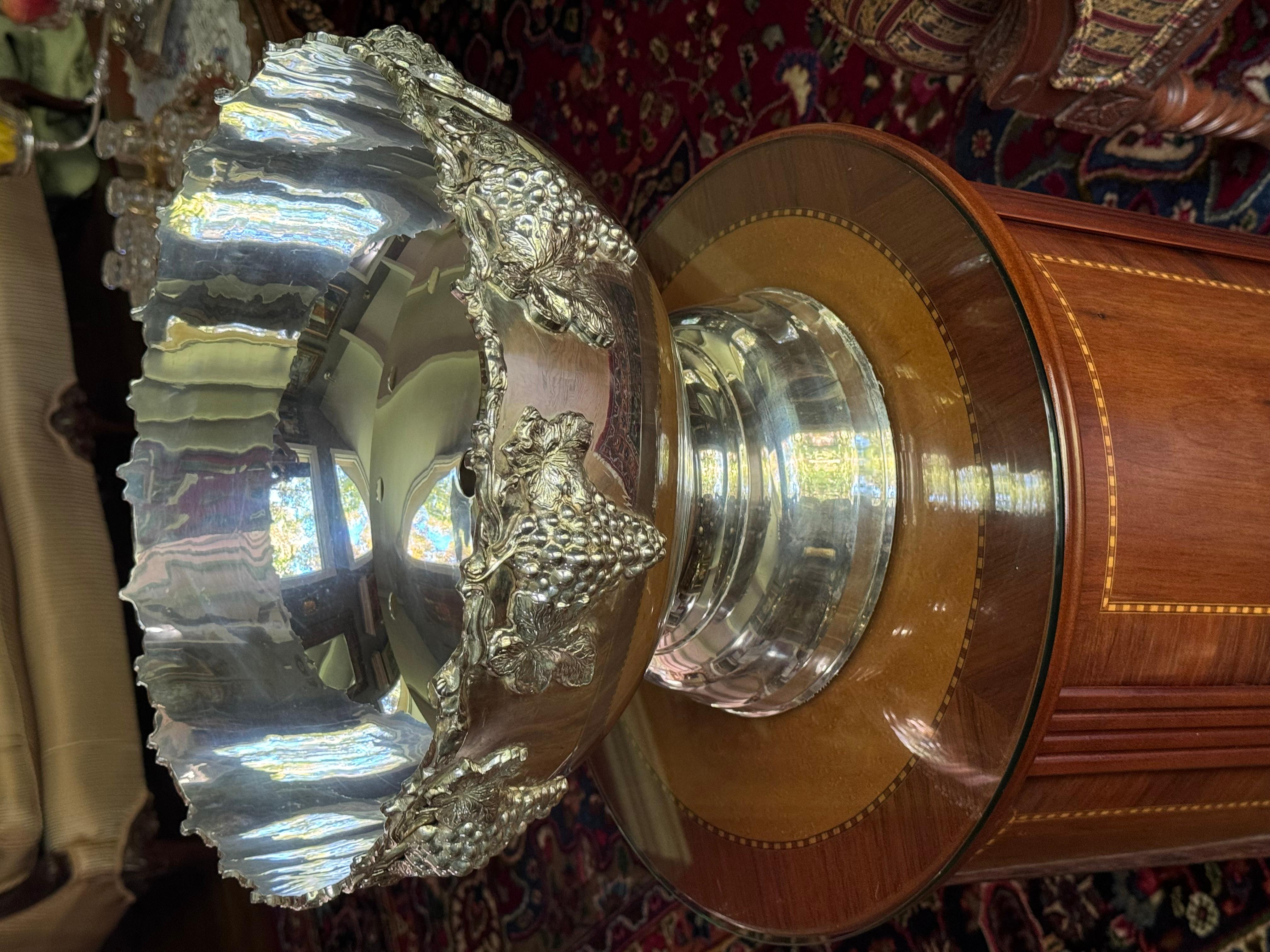 Cuenco enfriador de vino chapado en plata vintage con diseño de uvas Barroco en venta