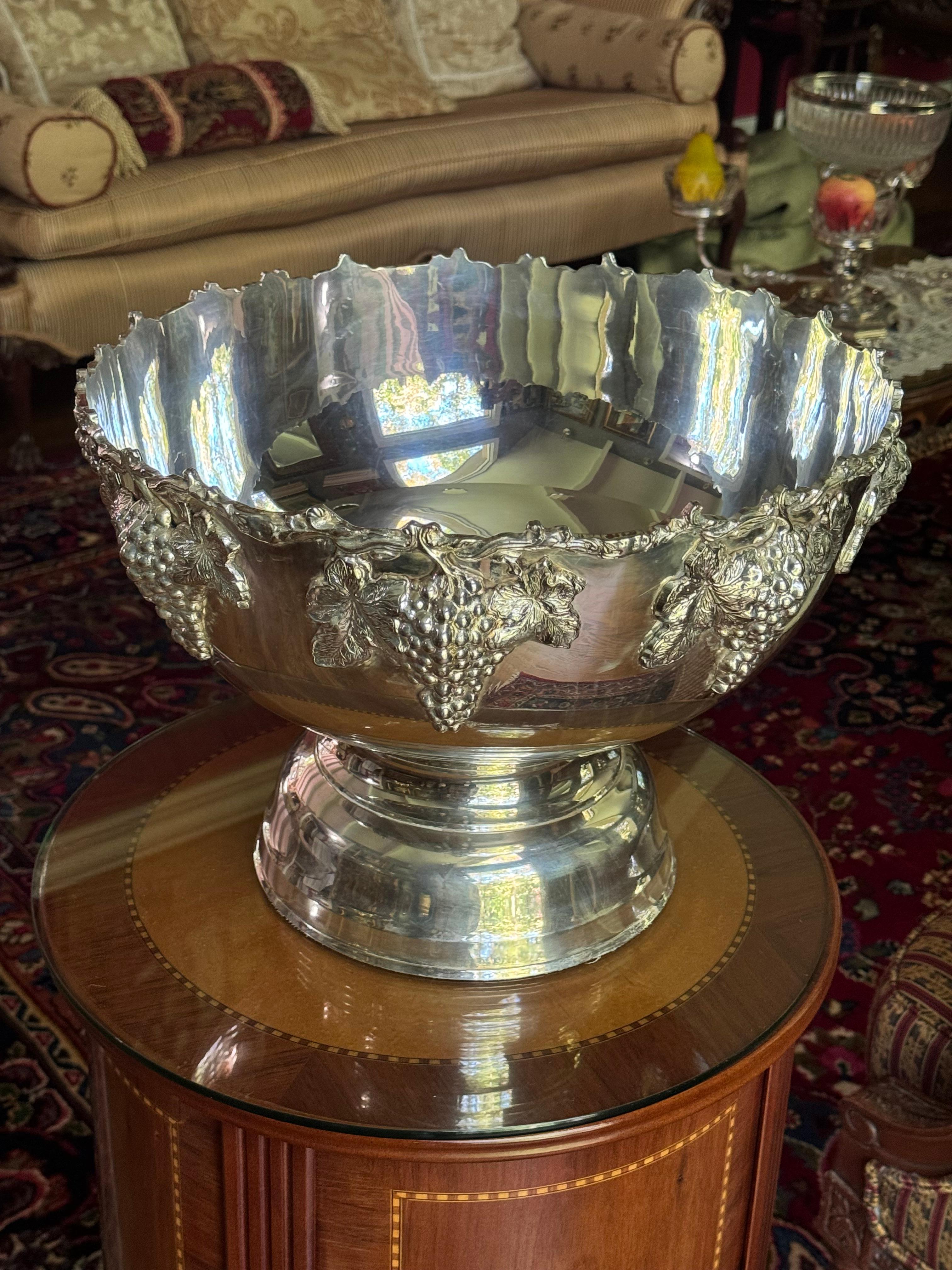 Cuenco enfriador de vino chapado en plata vintage con diseño de uvas Indio en venta