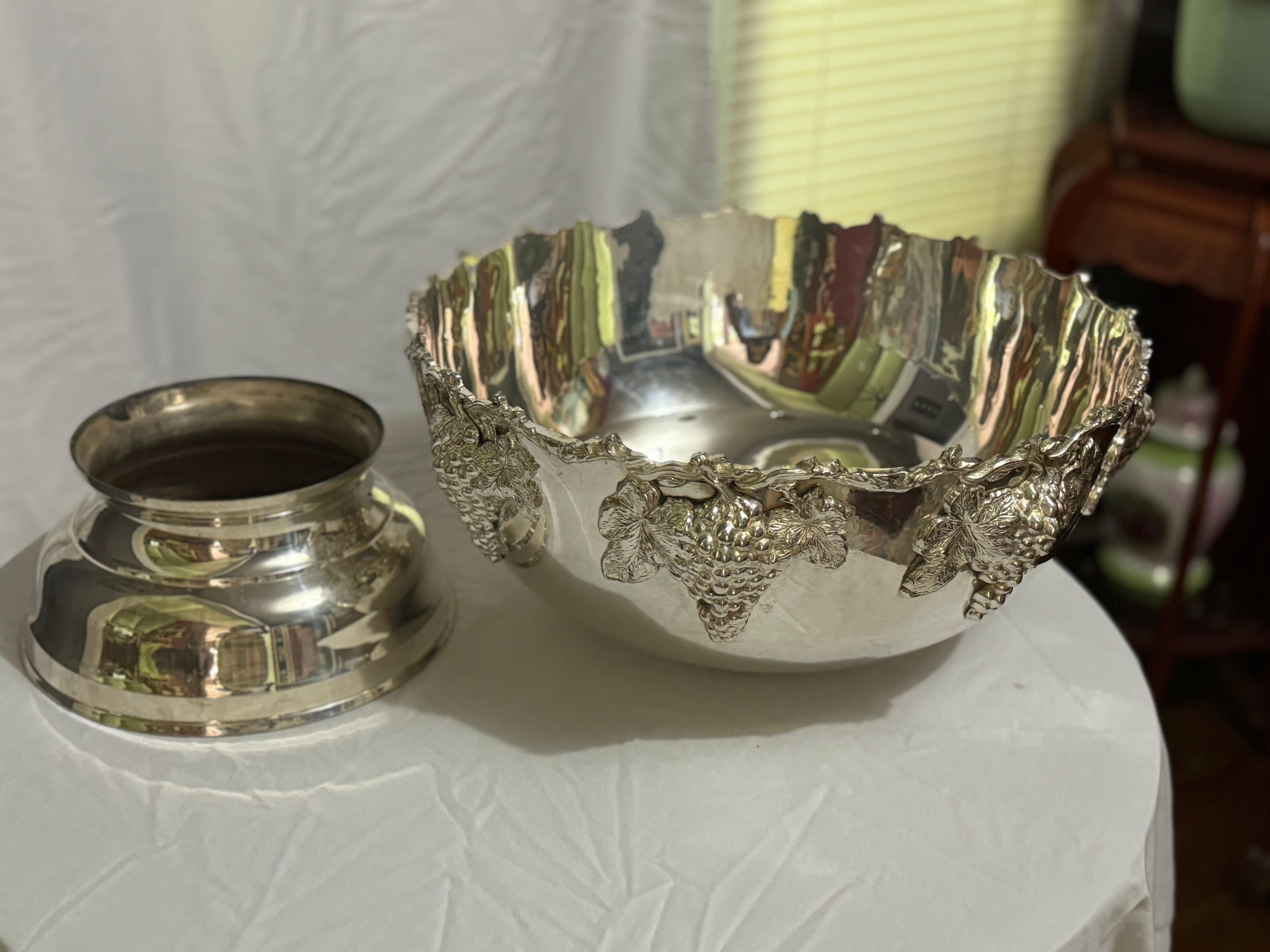 Cuenco enfriador de vino chapado en plata vintage con diseño de uvas siglo XX en venta