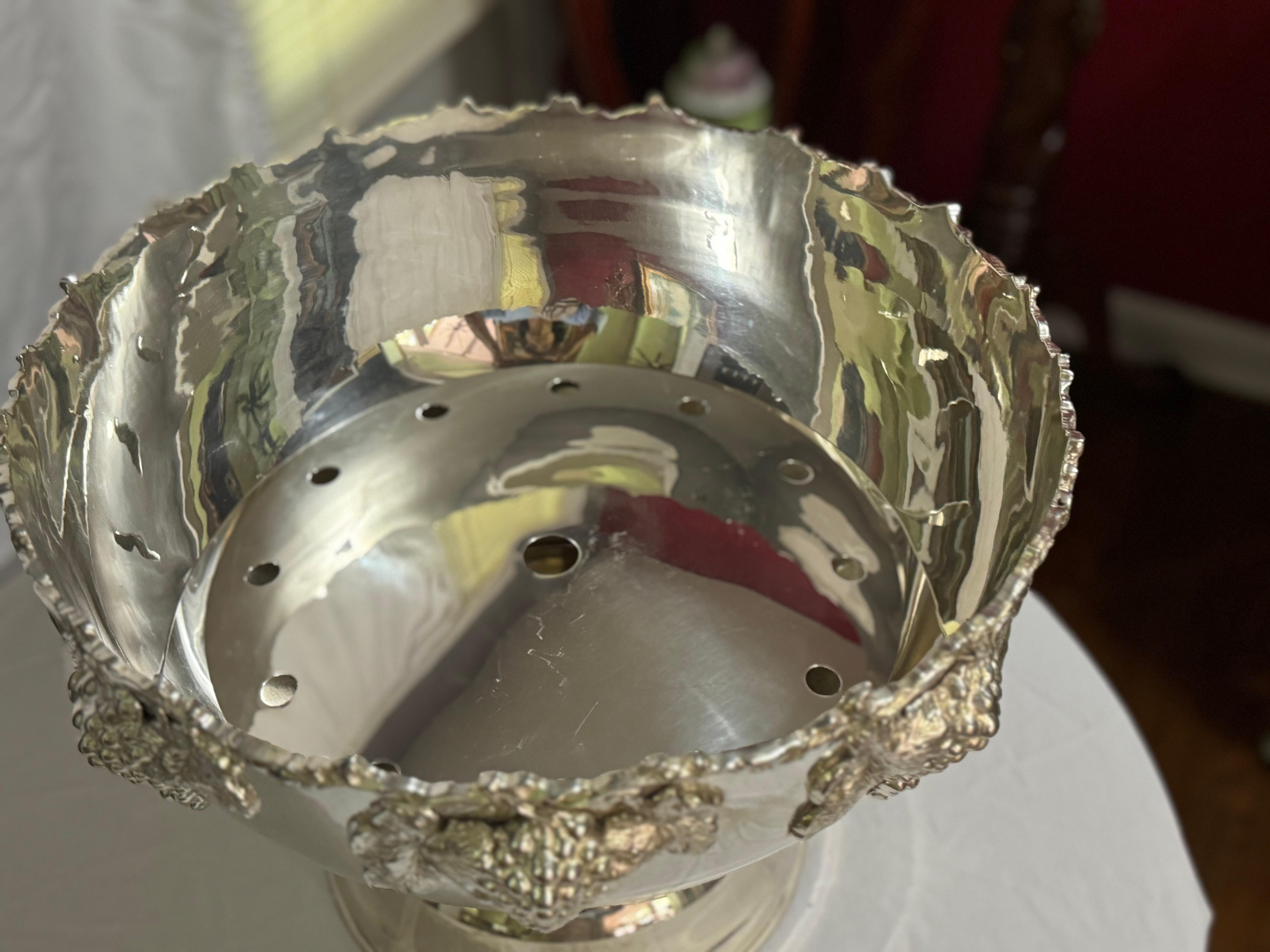 Cuenco enfriador de vino chapado en plata vintage con diseño de uvas en venta 2