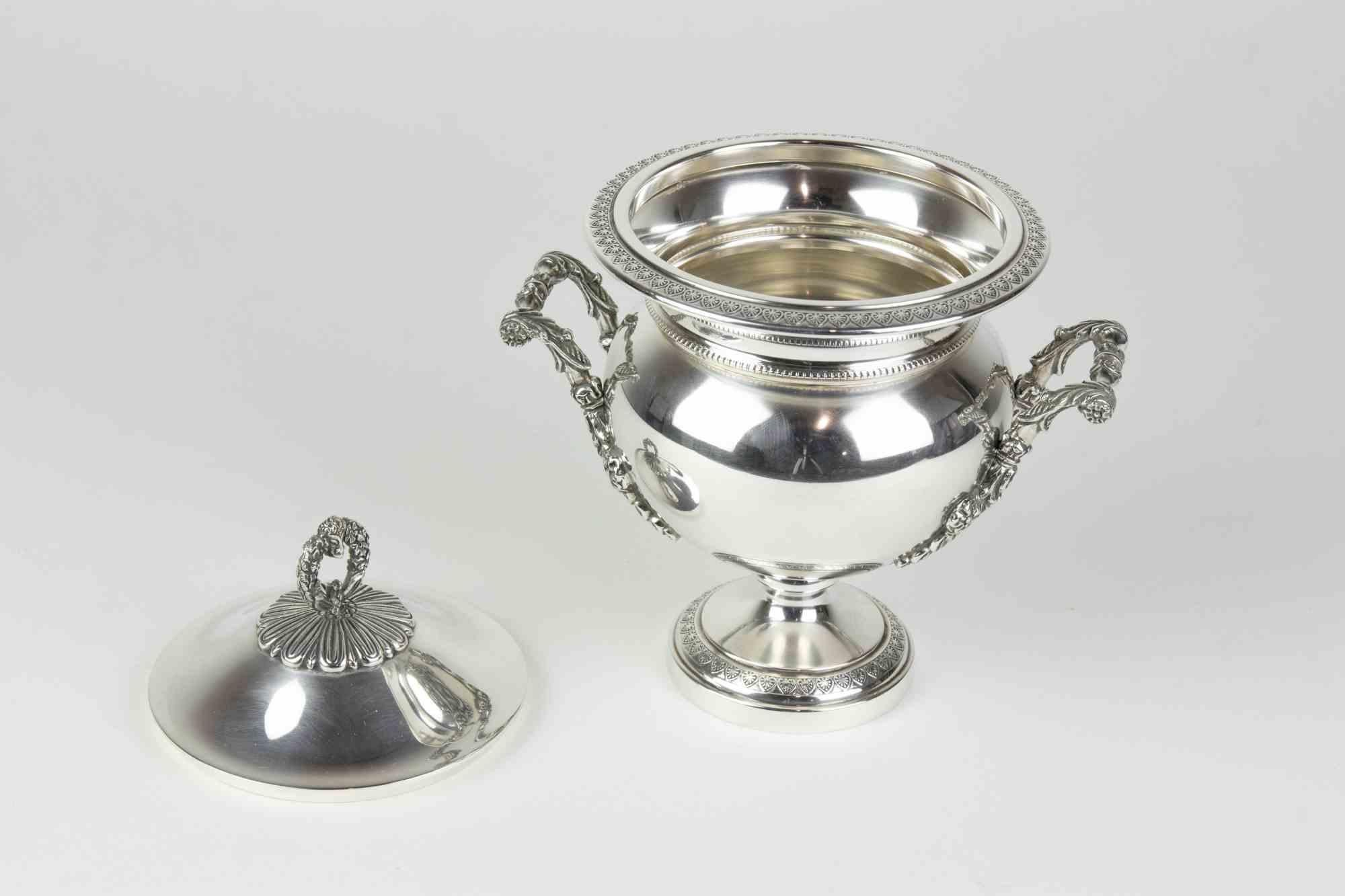 Pot Vintage en argent réalisé par une manufacture italienne au milieu du 20ème siècle.

Argent 800, poinçon sur la base.

Poids : 0,432 kg

Très bon état.