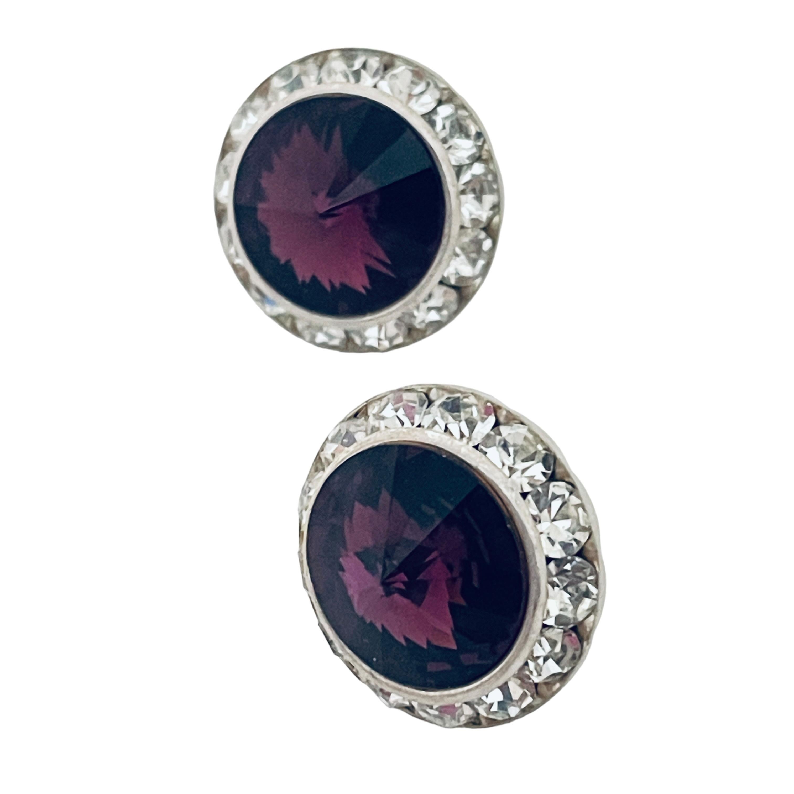 DETAILS

- • ohne Vorzeichen

- • silberfarben mit Glas und Strasssteinen 

- • Vintage-Designer-Ohrringe

MASSNAHMEN  

- • 

CONDIT

- •  sehr guter Vintage-Zustand mit minimalen Gebrauchsspuren 

 Erzeugnis 46

❤️❤️  VINTAGE-DESIGNER-SCHMUCK