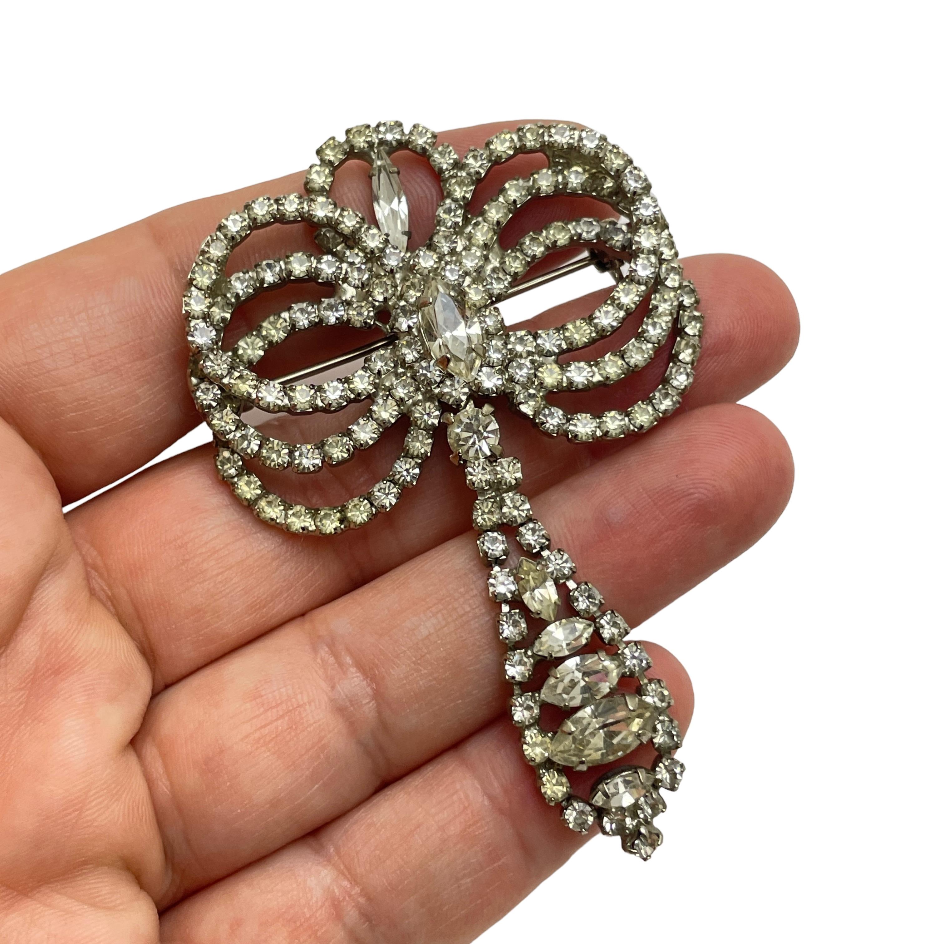 DETAILS

• unsigned

• silver tone with rhinestones

• vintage designer runway brooch

MEASUREMENTS

• 

CONDITION

• excellent vintage condition with minimal signs of wear

❤️❤️ VINTAGE DESIGNER JEWELRY ❤️❤️
❤️❤️ ALEXANDER'S BOUTIQUE ❤️❤️