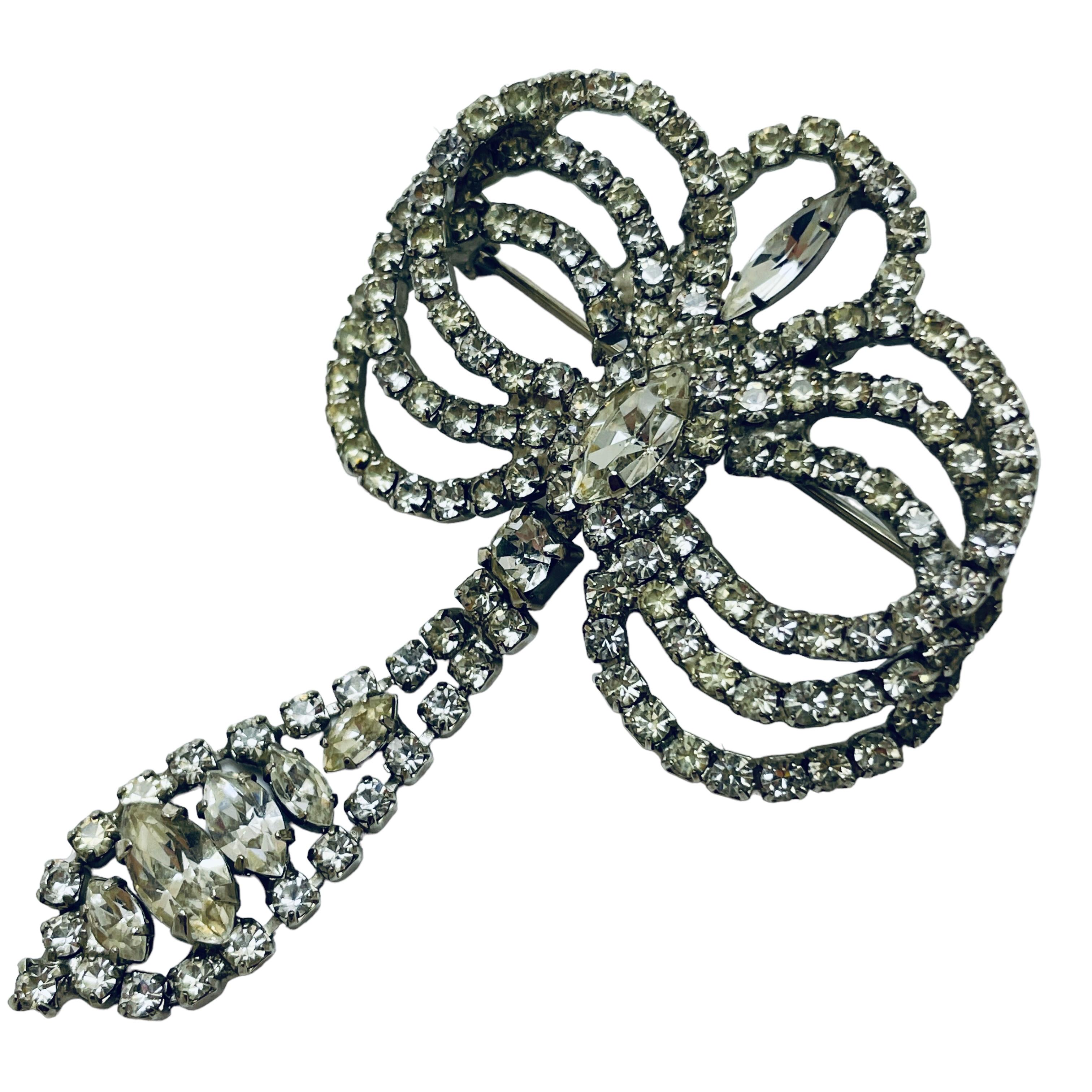 Women's or Men's Vintage silver rhinestone bow designer runway brooch For Sale