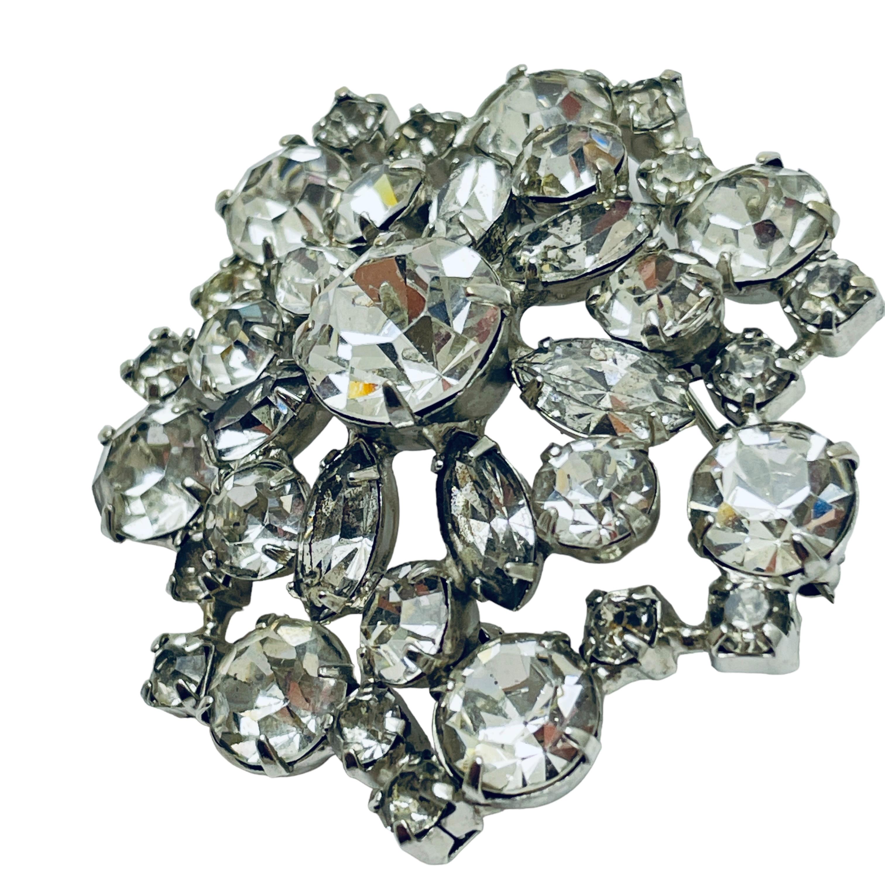 DETAILS

• unsigned

• silver tone with rhinestones

• vintage designer brooch

MEASUREMENTS  

• 

CONDITION

•  very good vintage condition with minimal signs of wear 

 Sku 44

❤️❤️  VINTAGE DESIGNER JEWELRY ❤️❤️

❤️❤️  ALEXANDER’S BOUTIQUE  ❤️❤️