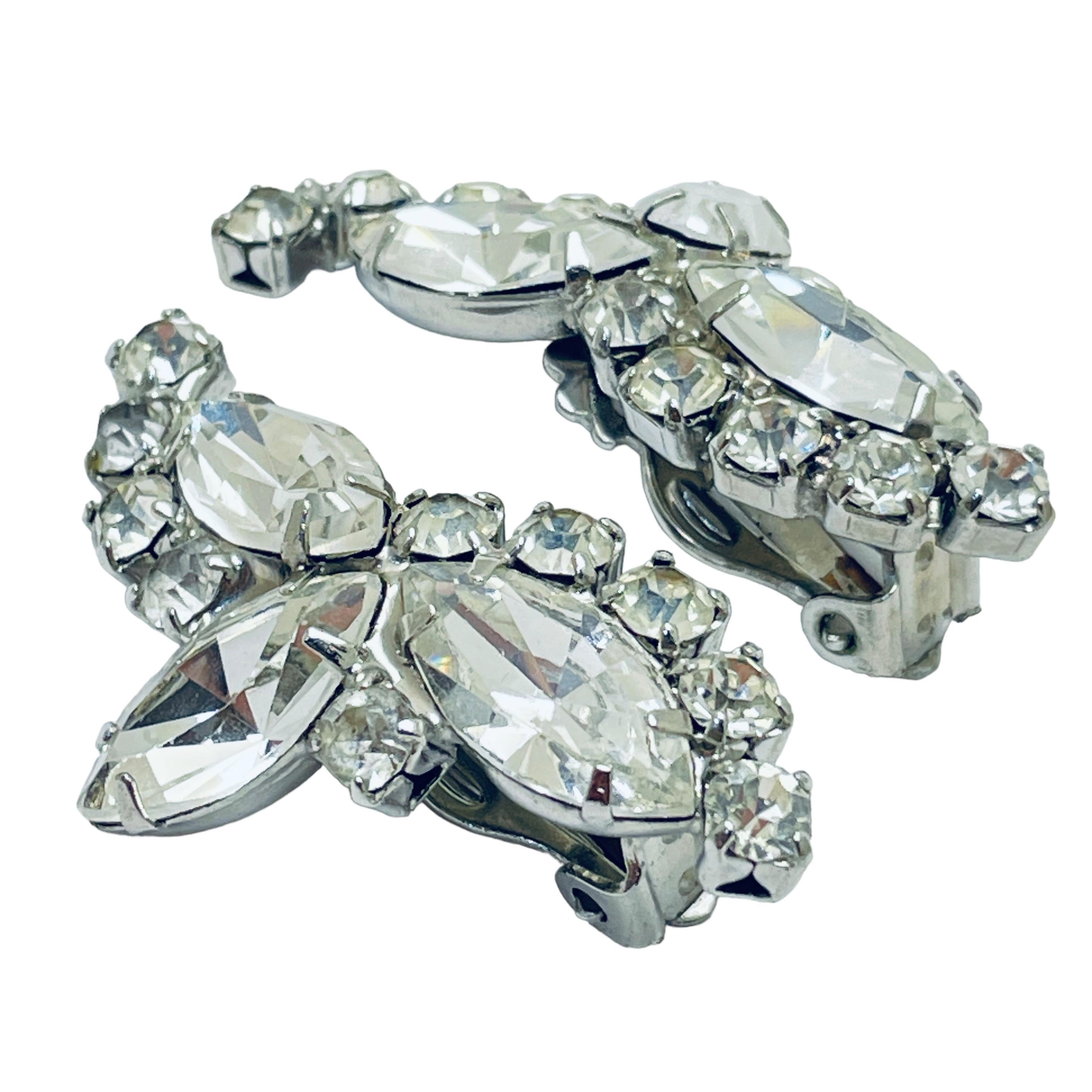 DETAILS

• unsigned

• silver tone with rhinestones 

• vintage designer earrings

MEASUREMENTS  

• 

CONDITION

•  very good vintage condition with minimal signs of wear 

 Sku 44

❤️❤️  VINTAGE DESIGNER JEWELRY ❤️❤️

❤️❤️  ALEXANDER’S BOUTIQUE 