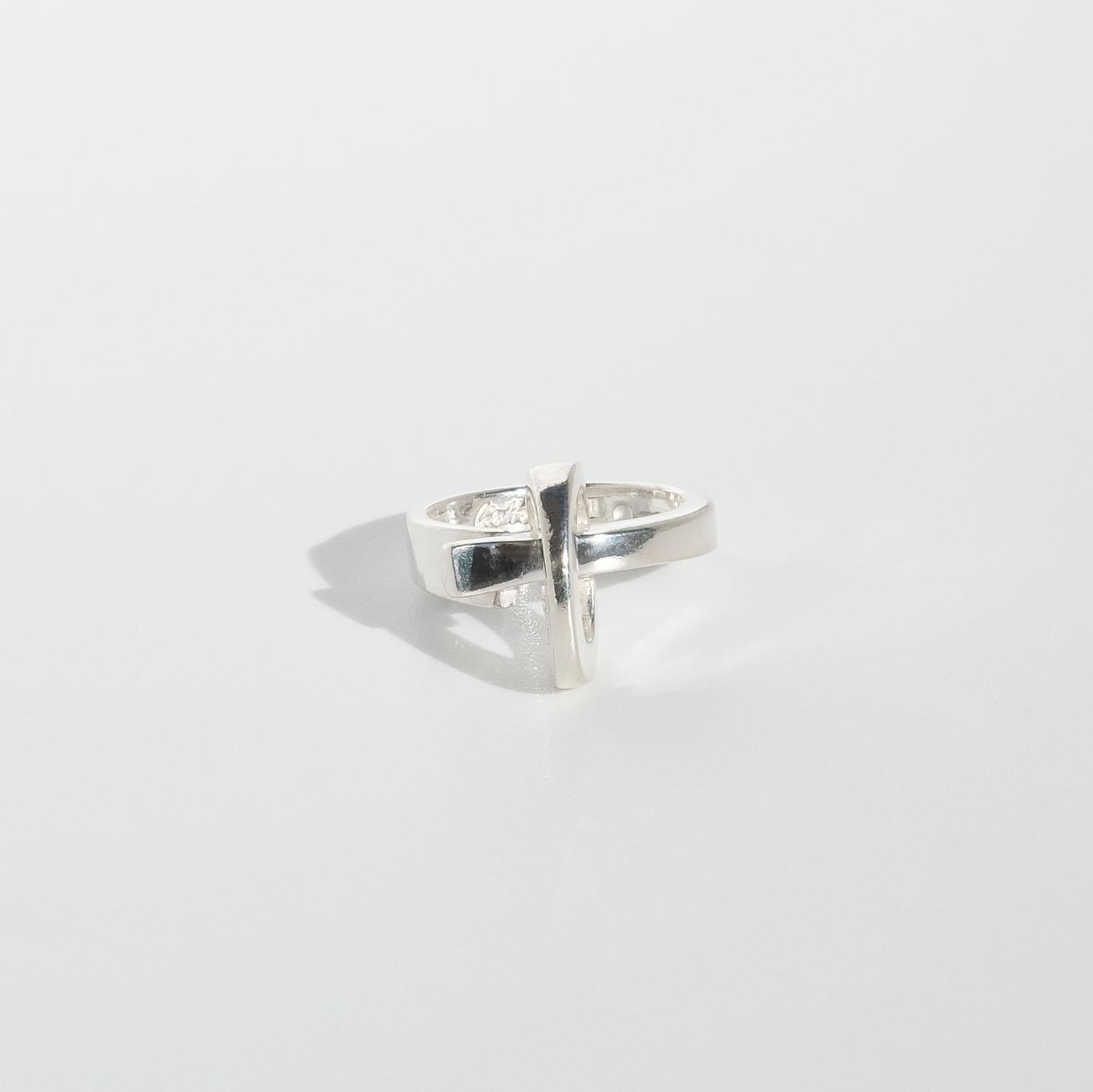 This joyful sterling silver ring has a silver creation on top and a asymmetrical shank.

The ring will fit well in both an everyday environment as well as in a more festive one. This is what we would call a day to day ring.

Do you know that Claës