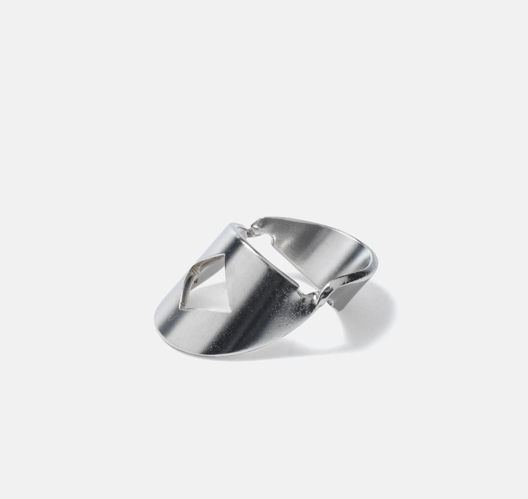 A modernistic design typical for Sigurd Persson. He was one of Swedens most influential designers from the 1950s and onwards. This is really a quote simple ring but yet so refined.
