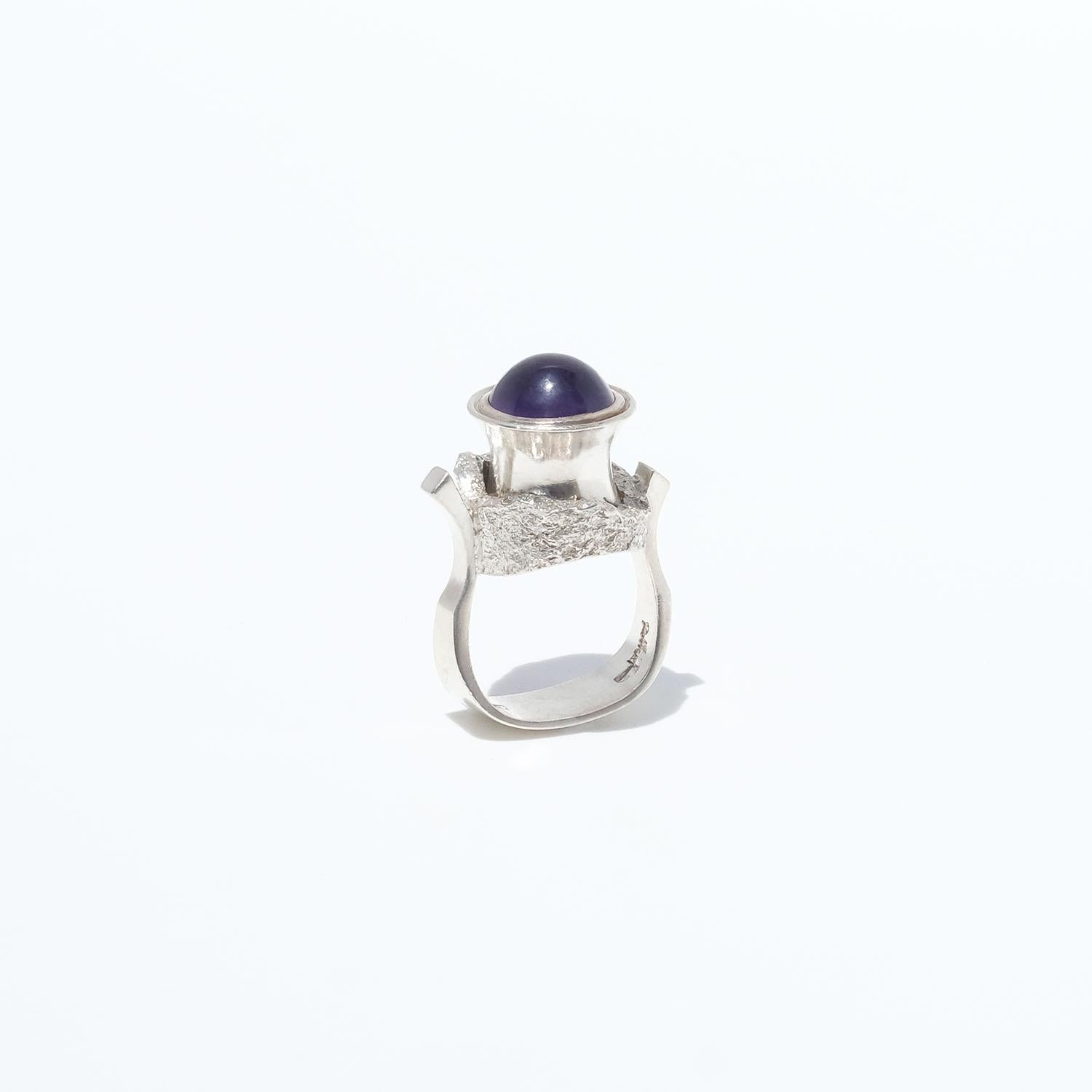 Anillo vintage de plata con amatista fabricado en 1975. Cabujón en venta
