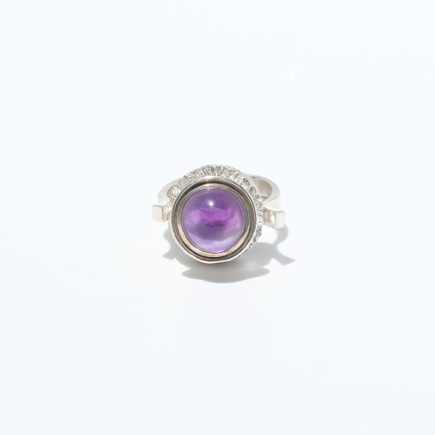 Anillo vintage de plata con amatista fabricado en 1975. en Bueno estado para la venta en Stockholm, SE