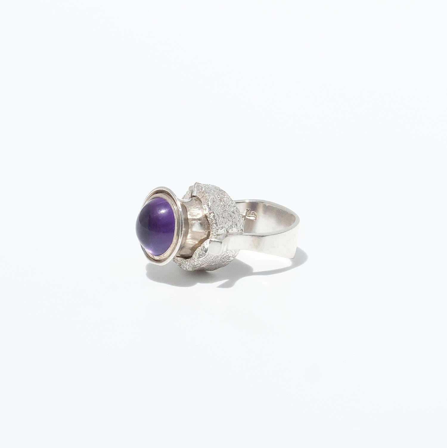 Femenino o masculino Anillo vintage de plata con amatista fabricado en 1975. en venta