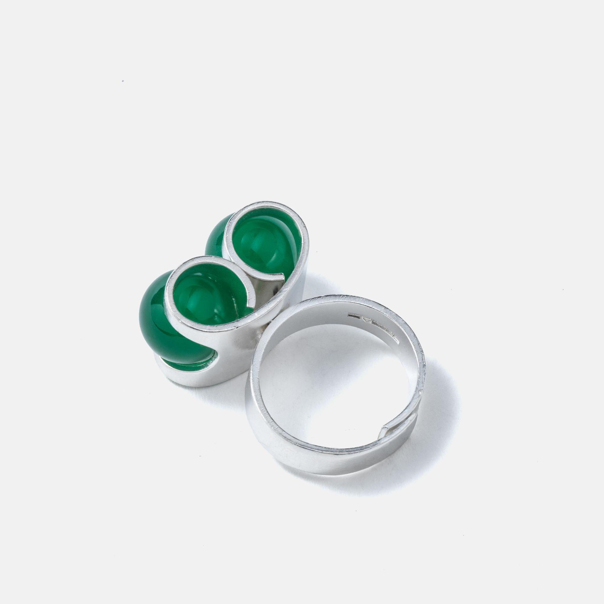 Ein wirklich lustiger und fröhlicher Ring. Hergestellt 1974 in Silber mit zwei runden Kalzedonen. Entworfen vom finnischen Meister Elis Kauppi und hergestellt von der von ihm gegründeten Schmuckmanufaktur Kupittaan Kulta.
Elis Kappa ist eine der