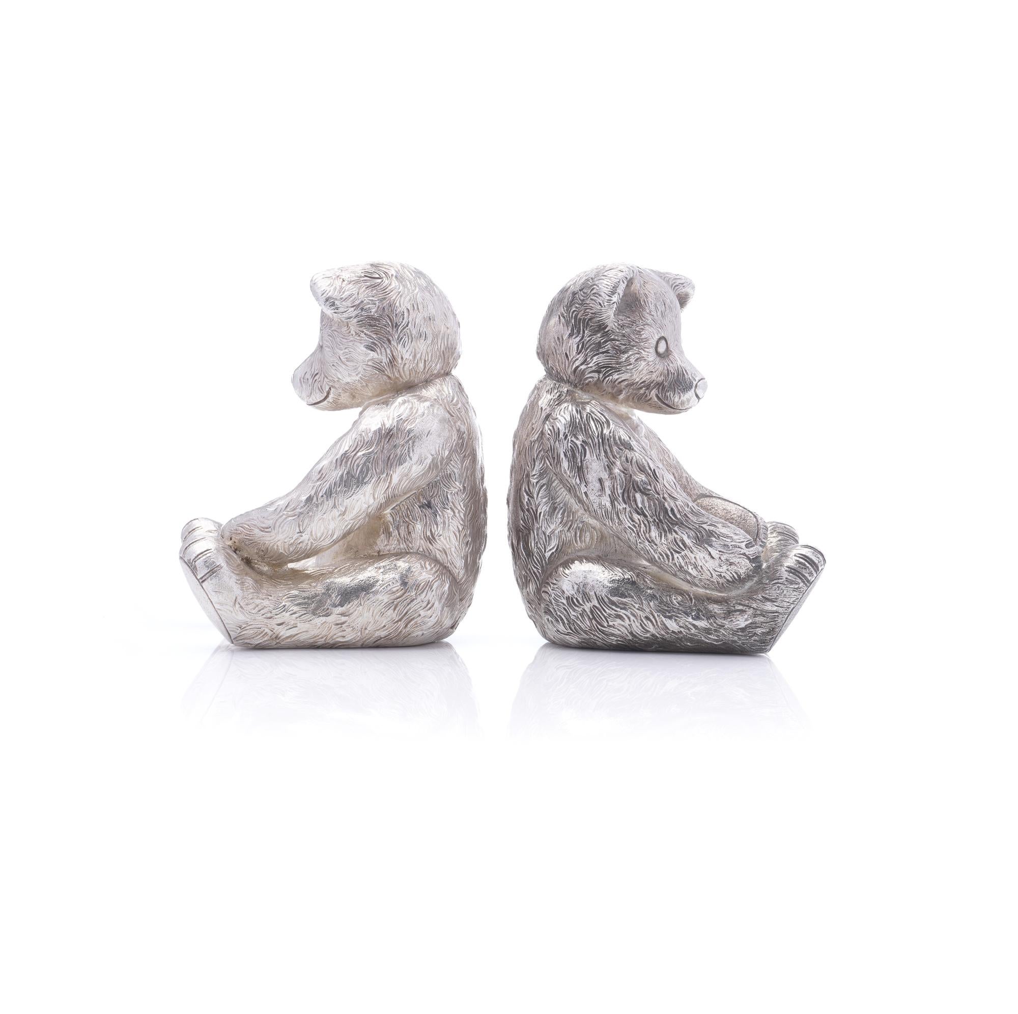 Salero y pimentero vintage de plata con forma de osito sentado, años 90 Británico en venta