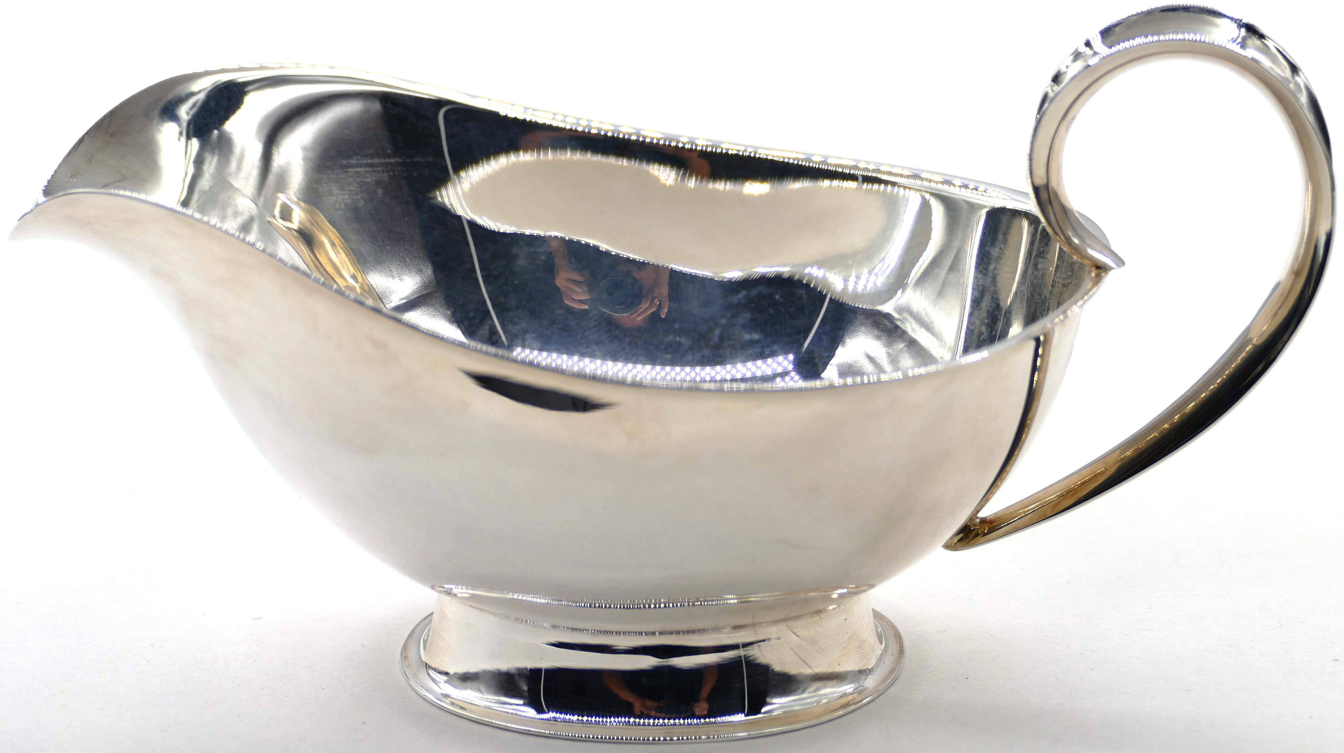 Saucière ist eine schöne silberne Sauciere, italienische Herstellung realisiert, circa 1950er Jahre.
Sehr guter Zustand.