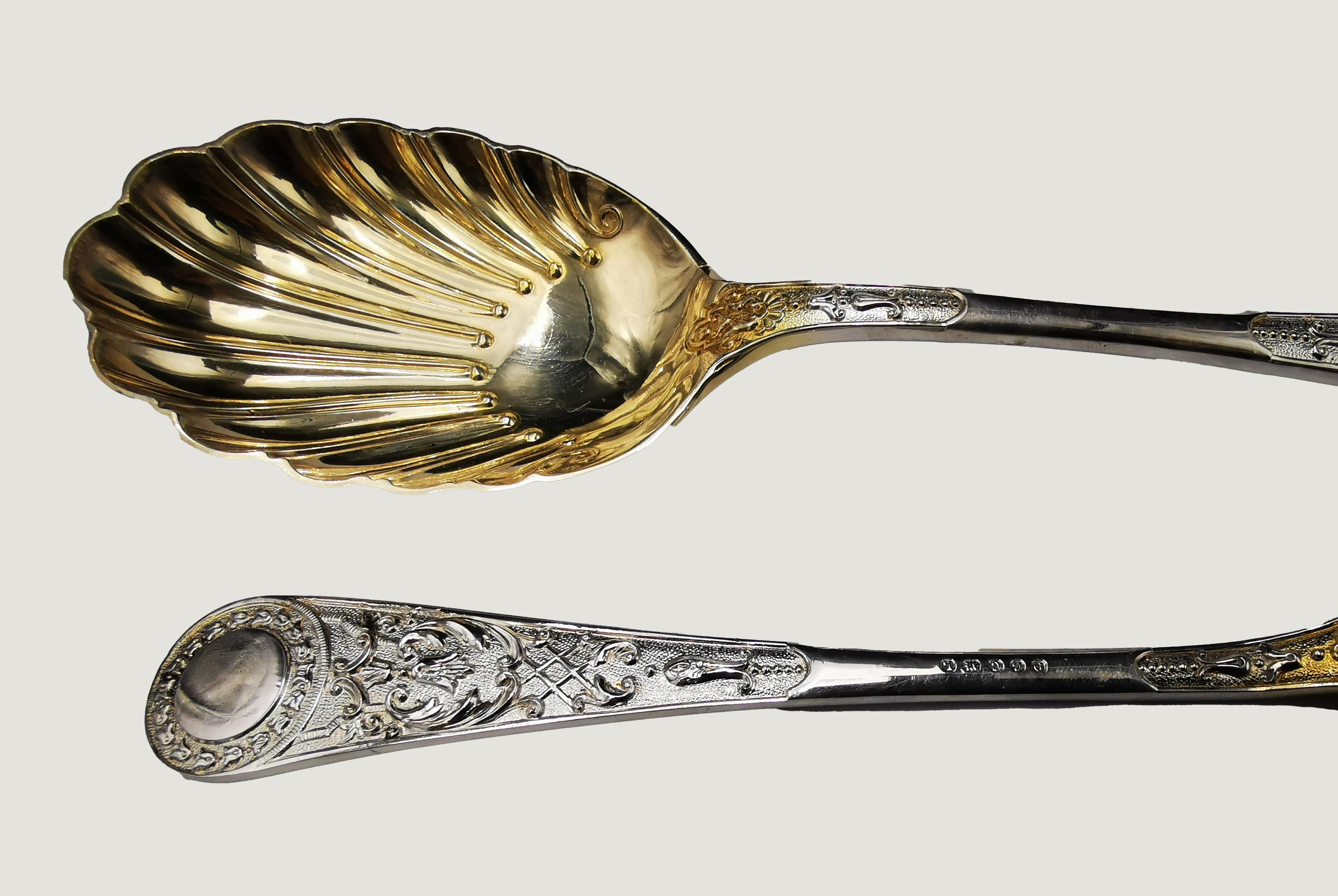 Silver Serving Cutlery is a couple of a precious decorative object realized by English manufacturer in the 19th century.

The lot consist in two antique gilded and engraved golden Sheffield serving cutlery.

Include red suitcase and label of the