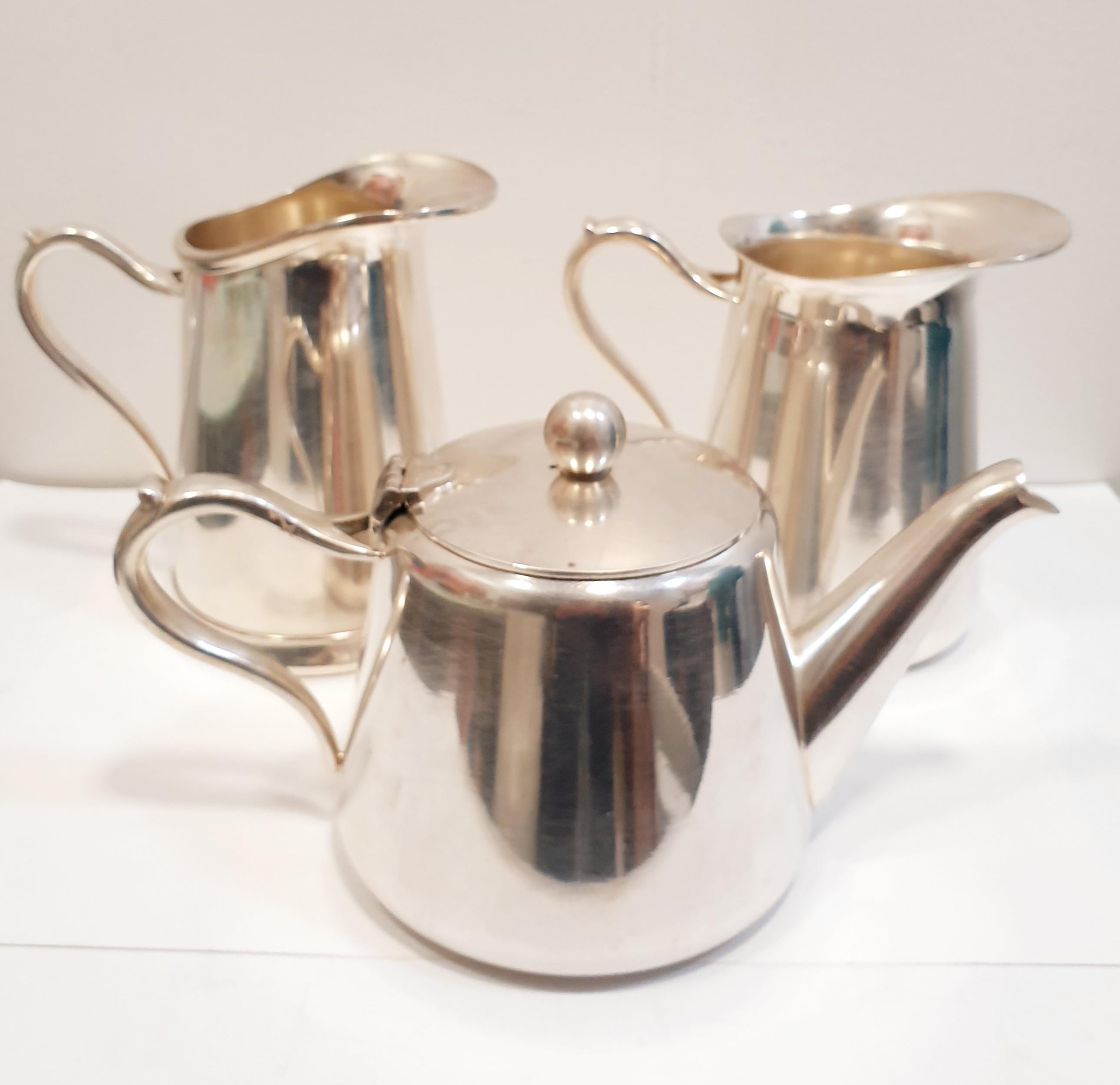 Vintage silver set of two jugs and a teapot.

Set weight 1824 grams
Capacity of each jug 56 cls
Capacity oh teapot 70 cls


PRADERA is a second generation of a family run business jewelers ofreference in Spain, with a rich track record being