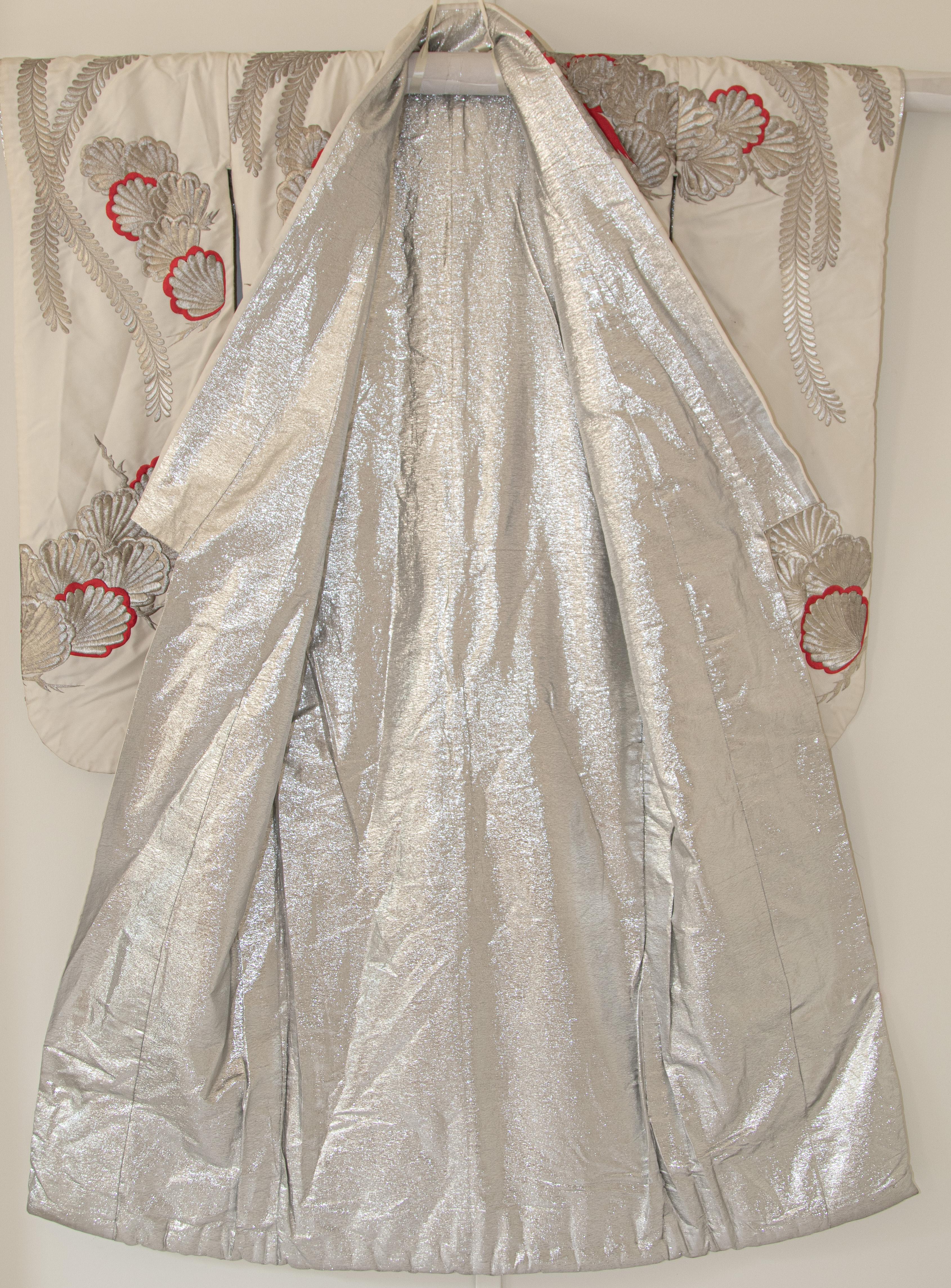 Japanisches Hochzeitskleid aus silbernem Seidenbrokat, Kimono 11