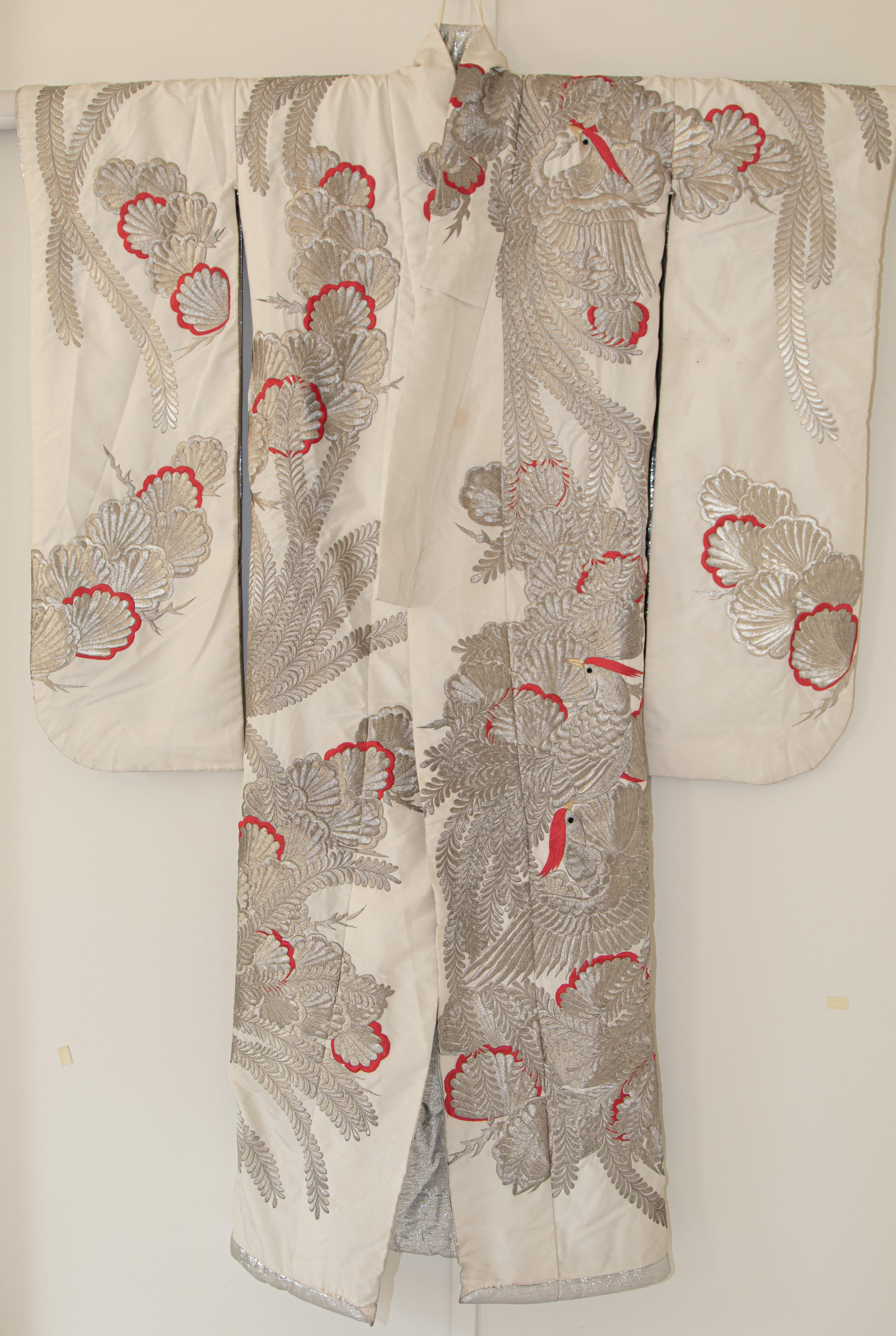 Japanisches Hochzeitskleid aus silbernem Seidenbrokat, Kimono 15