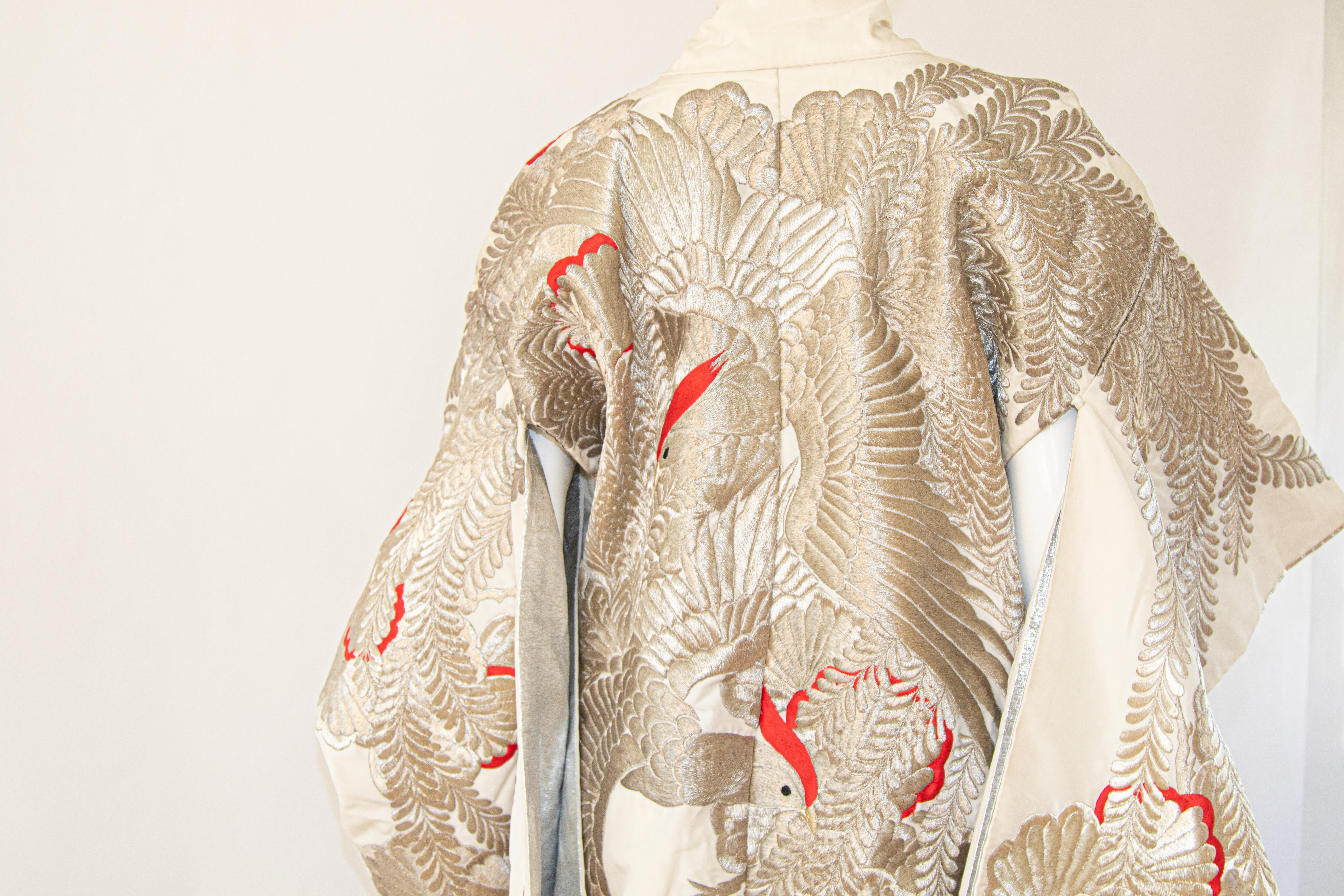 Japanisches Hochzeitskleid aus silbernem Seidenbrokat, Kimono (Beige)