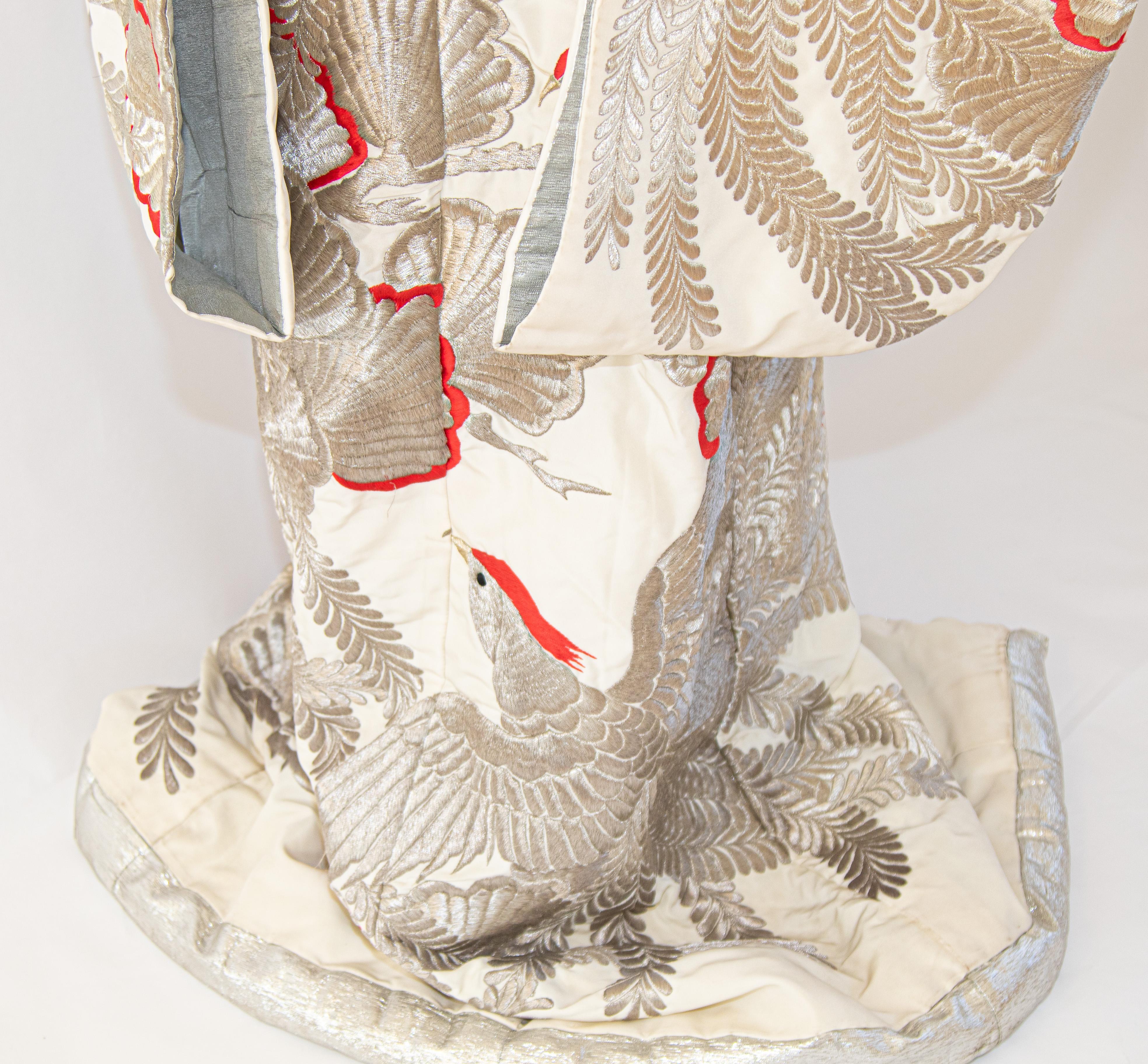 Japanisches Hochzeitskleid aus silbernem Seidenbrokat, Kimono im Zustand „Gut“ in North Hollywood, CA