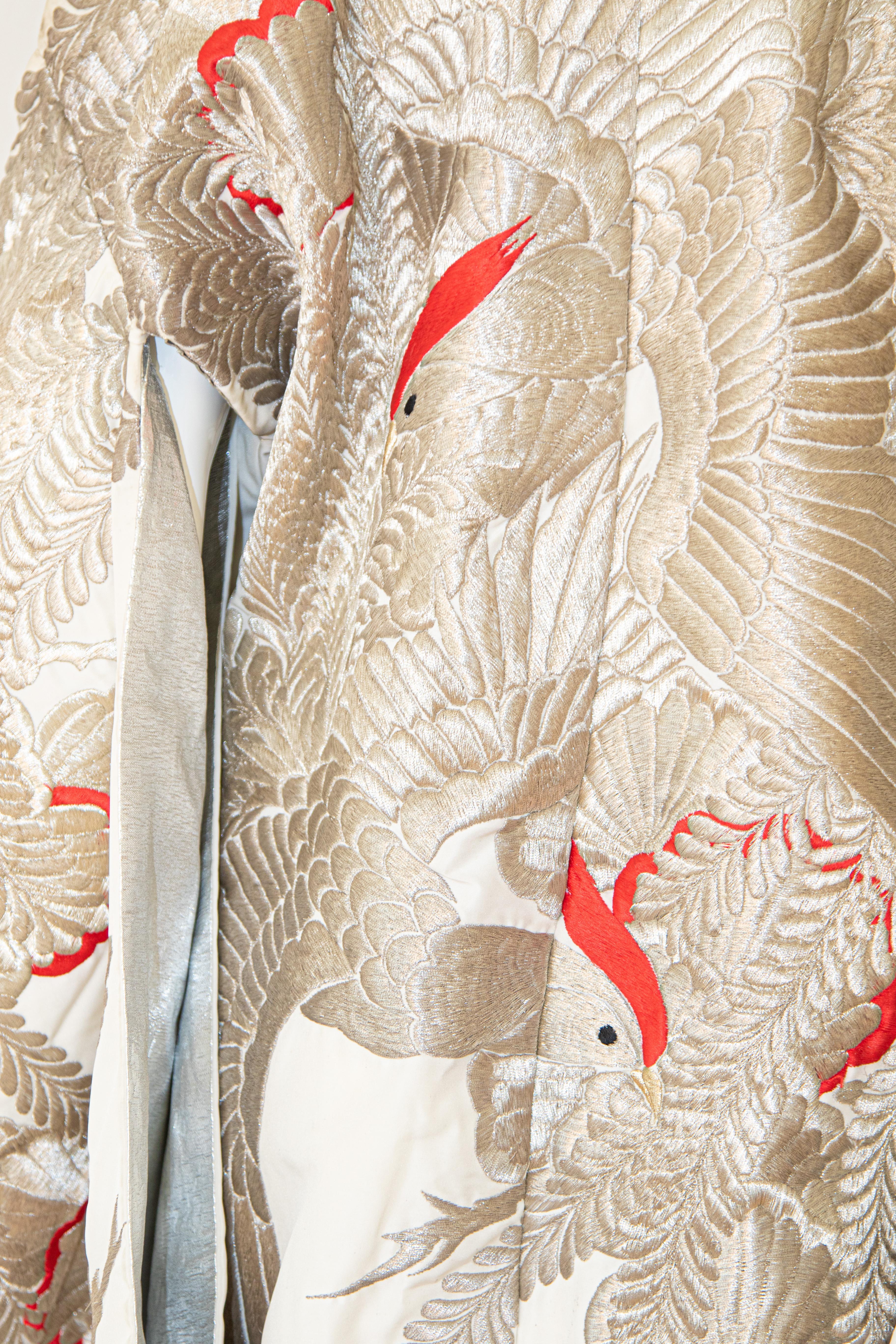 Japanisches Hochzeitskleid aus silbernem Seidenbrokat, Kimono Damen