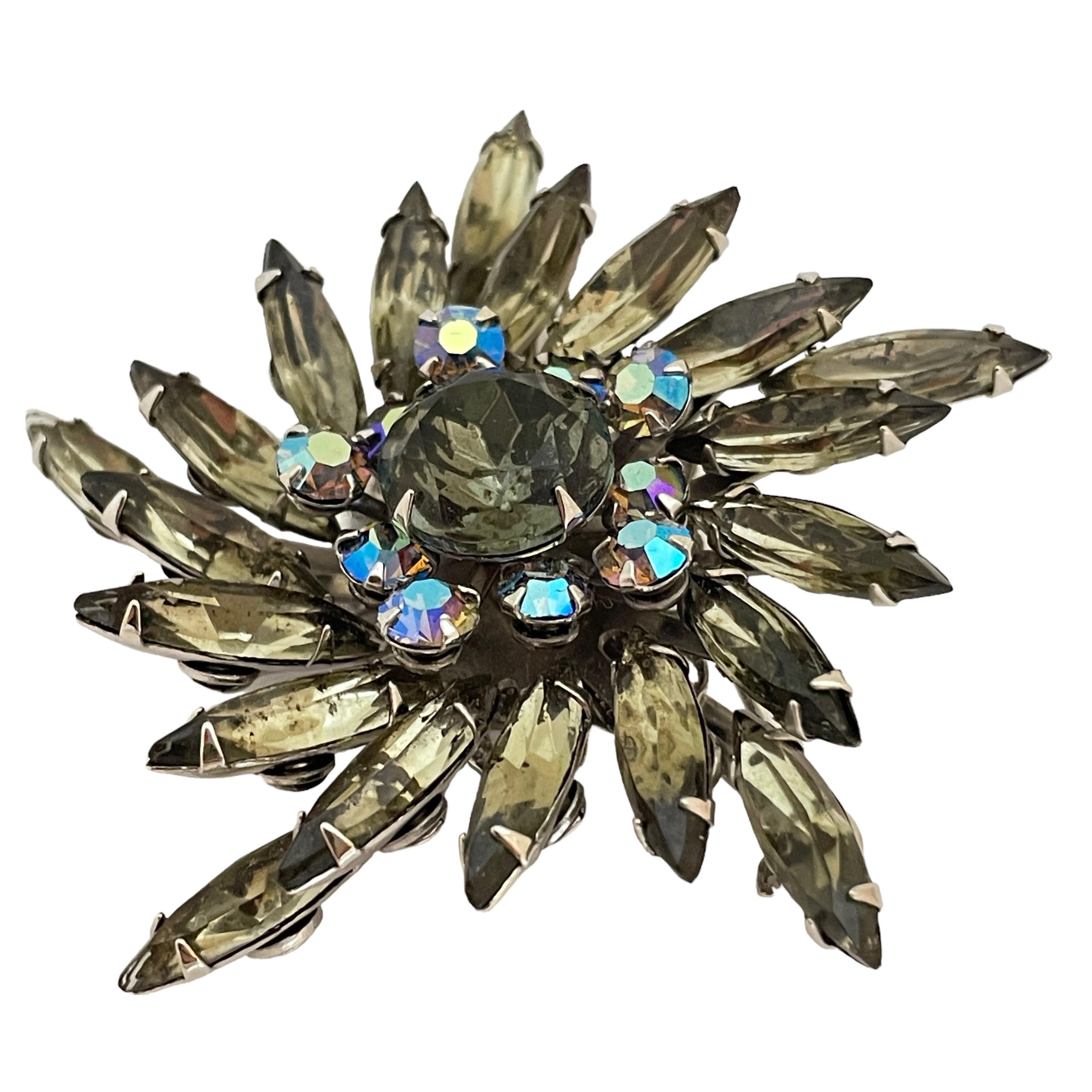 DETAILS

• unsigned    

• silver tone with rhinestones 

• vintage designer brooch

MEASUREMENTS  

• 

CONDITION

•  very good vintage condition with minimal signs of wear 

 Sku 37

❤️❤️  VINTAGE DESIGNER JEWELRY ❤️❤️

❤️❤️  ALEXANDER’S BOUTIQUE 