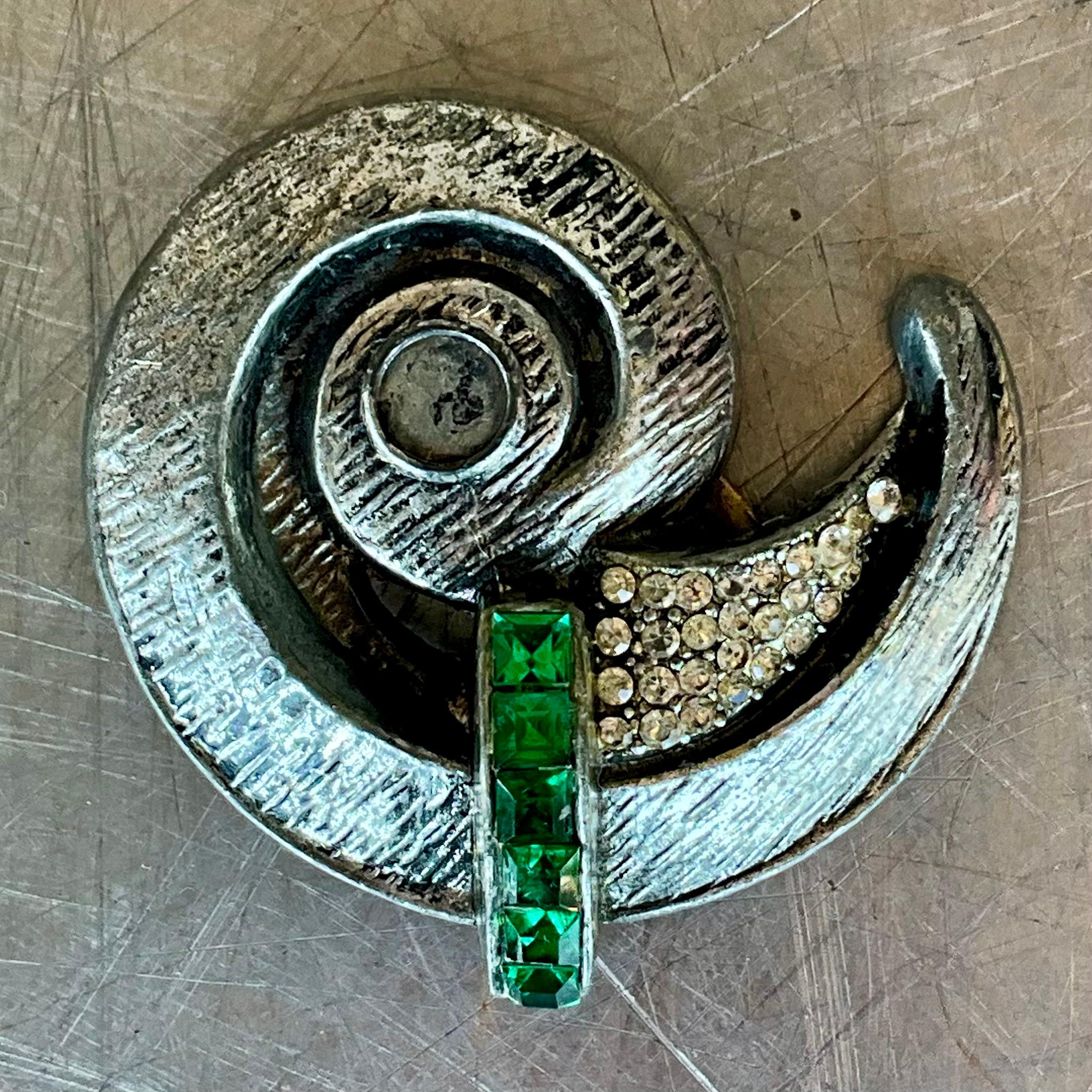 Spilla a spirale d'argento vintage con dettagli verdi in vendita 1