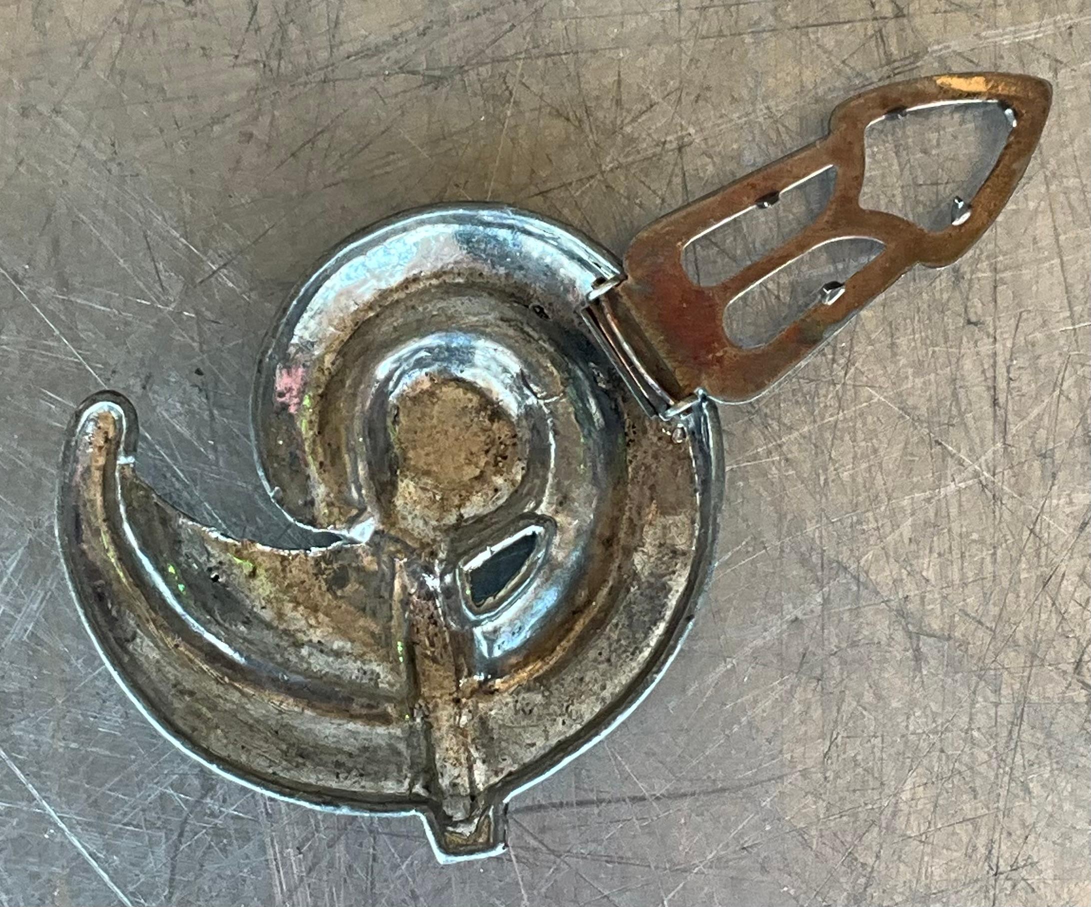 Spilla a spirale d'argento vintage con dettagli verdi in vendita 4