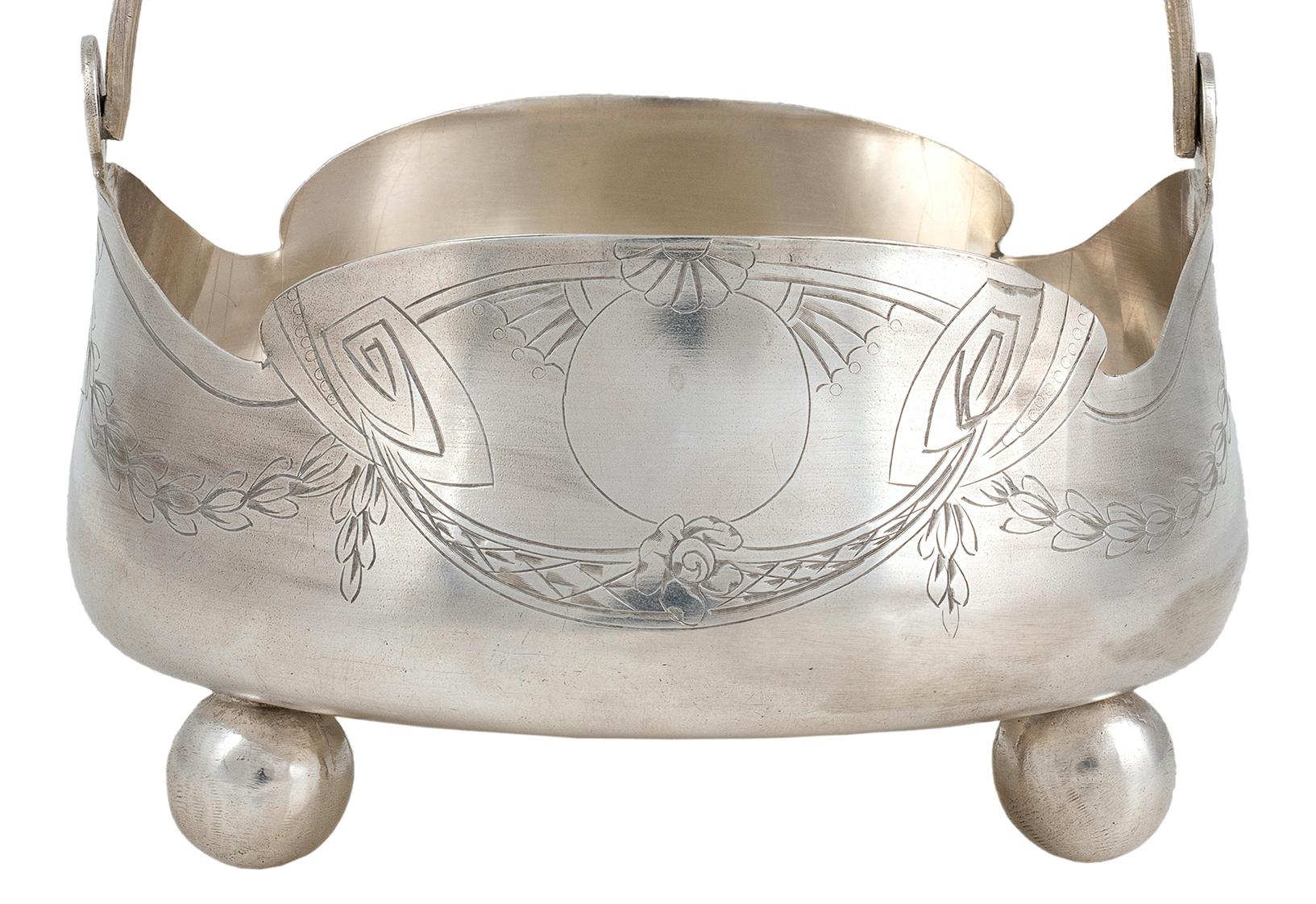 You are admiring a precious silver sugar bowl, realized in Moscow during the years 1908-1917.

Made of 875/1000 silver. Weight: 0.166 Kgs. Height with handle 13.5 cm.

This splendid sugar bowl is characterized by a circular body resting on three