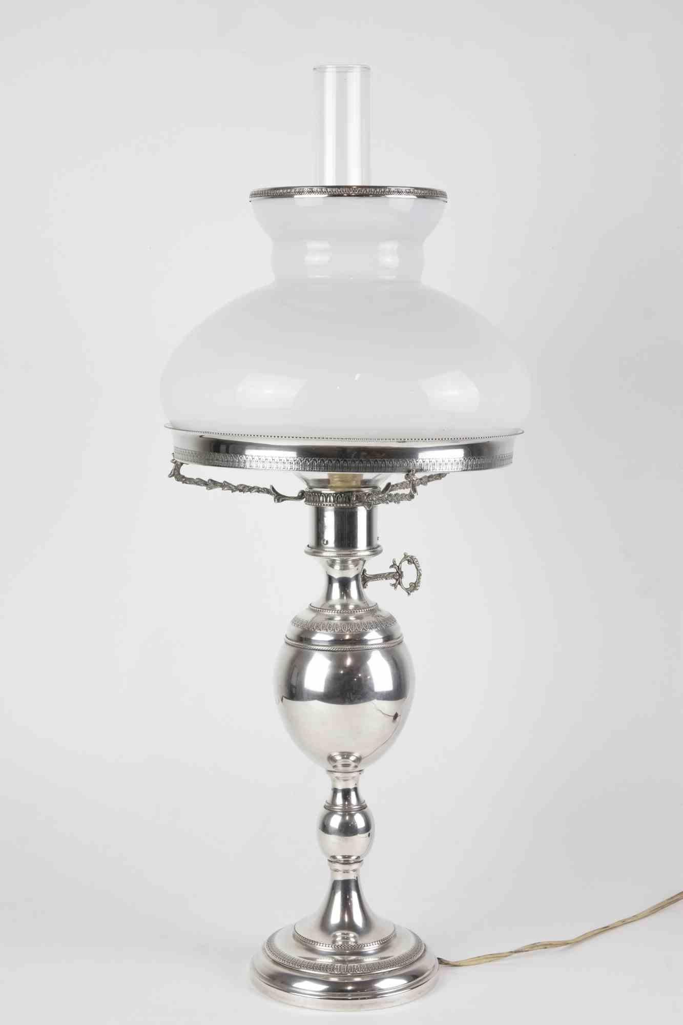 Lampe de table vintage en argent réalisée par une manufacture italienne au milieu du 20ème siècle.

Argent 800, poinçon sur la base.

Poids : 2,1 kg

Très bon état.

