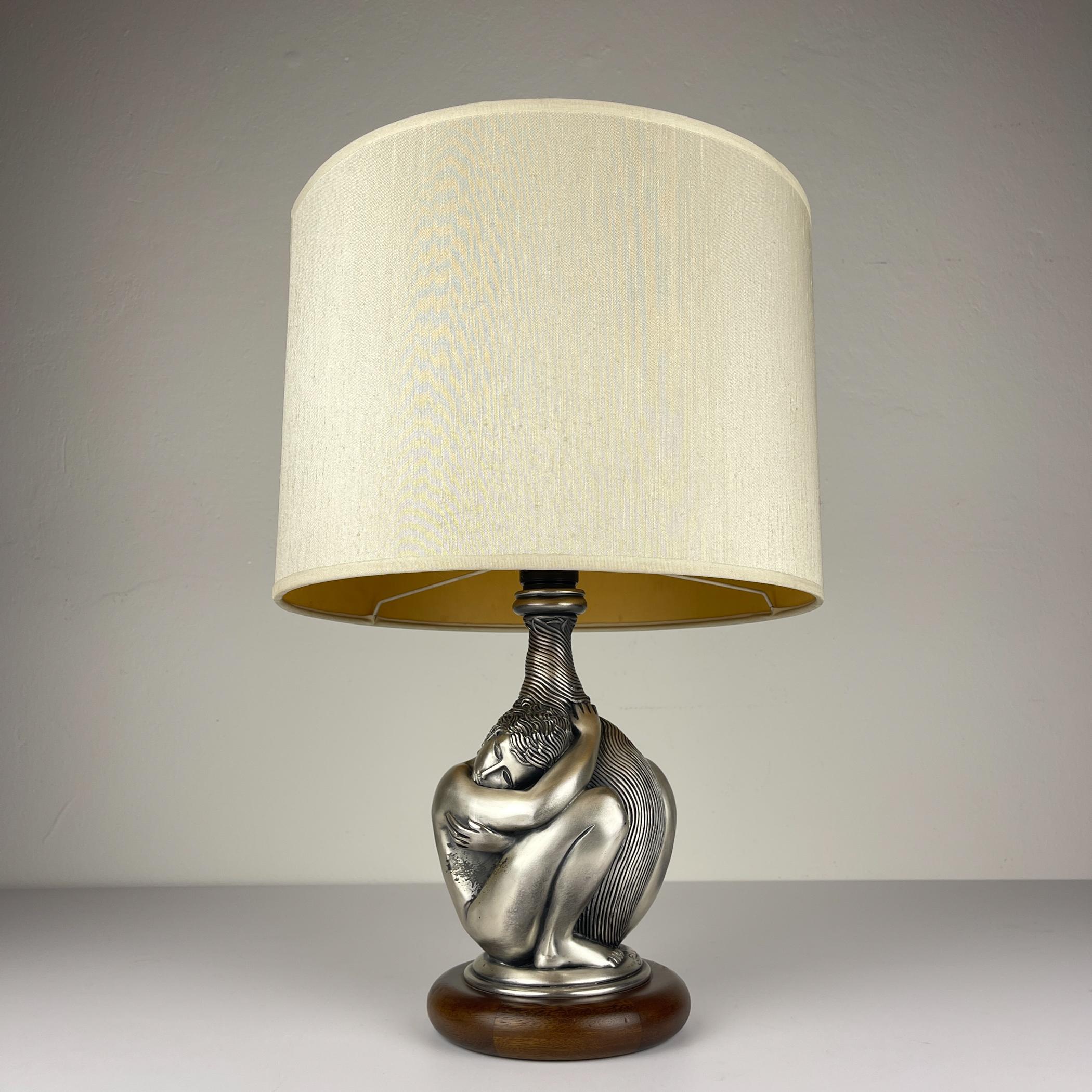 Lampe de table vintage en argent Man and Women par Ottaviani fabriquée en Italie dans les années 1970.
Ottaviani est une entreprise de création de bijoux et d'argenterie exquis et réputés, qui existe depuis 1945. Ils sont situés dans la petite ville