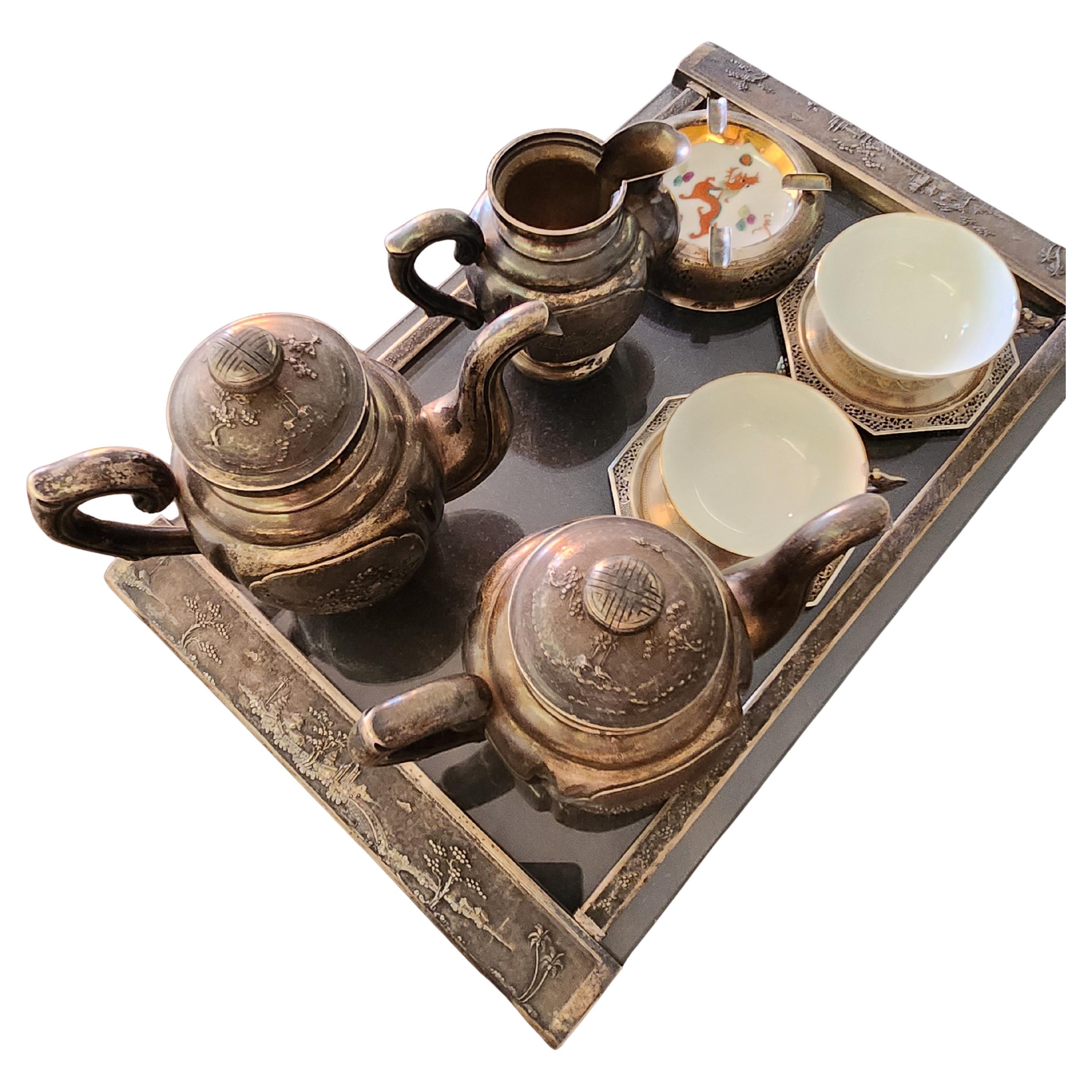 Servizio da tè in argento vietnamita vintage di epoca sovietica degli anni '60 composto da vassoio per caffè latte tè e 2 tazze e vassoio in sala con disegni dettagliati incisi con peso totale stimato in argento di 2kg 