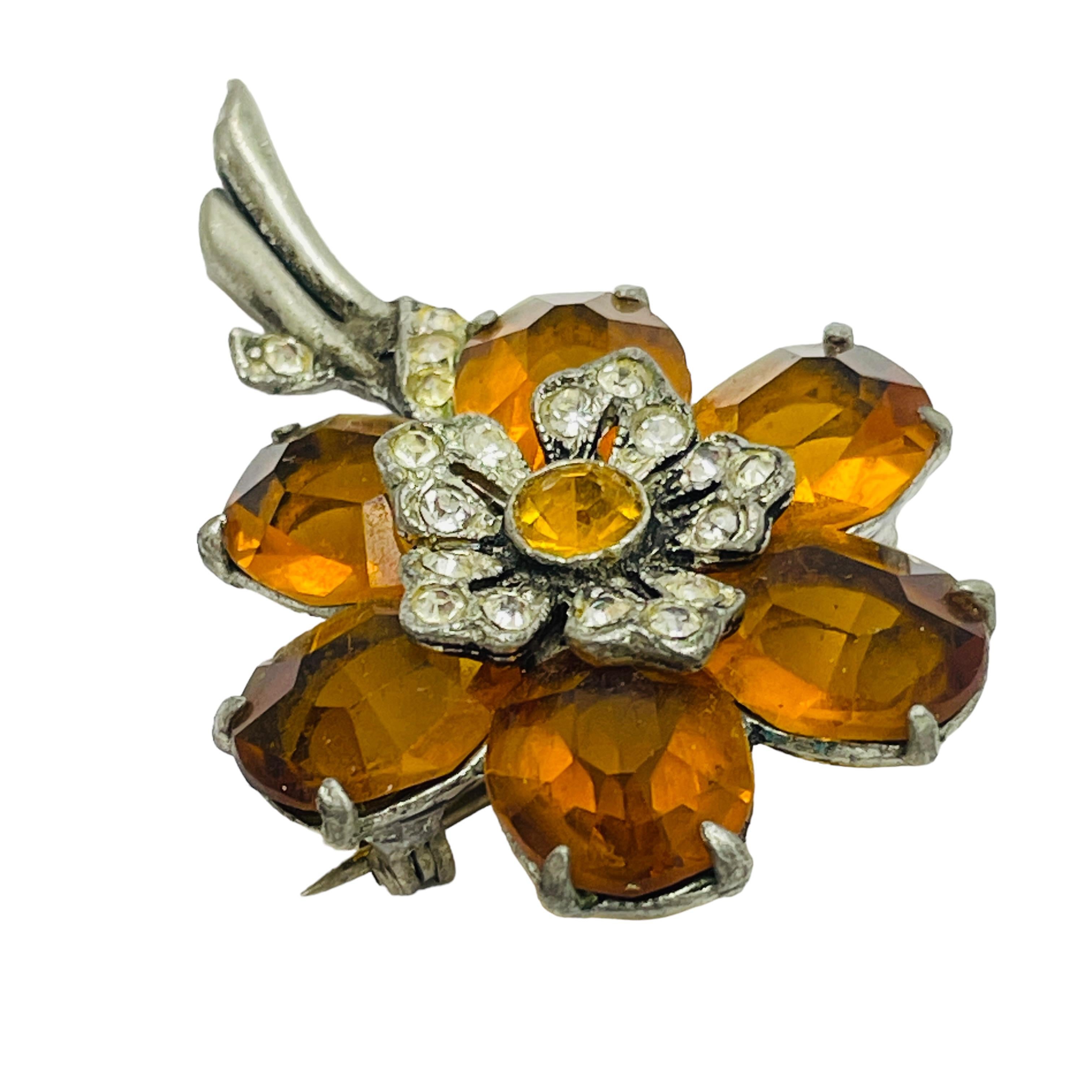 DETAILS

• unsigned  

• silver tone with glass stones

• vintage brooch

MEASUREMENTS  

• 

CONDITION

•  very good vintage condition with minimal signs of wear 

 Sku 46

❤️❤️  VINTAGE DESIGNER JEWELRY ❤️❤️

❤️❤️  ALEXANDER’S BOUTIQUE  ❤️❤️