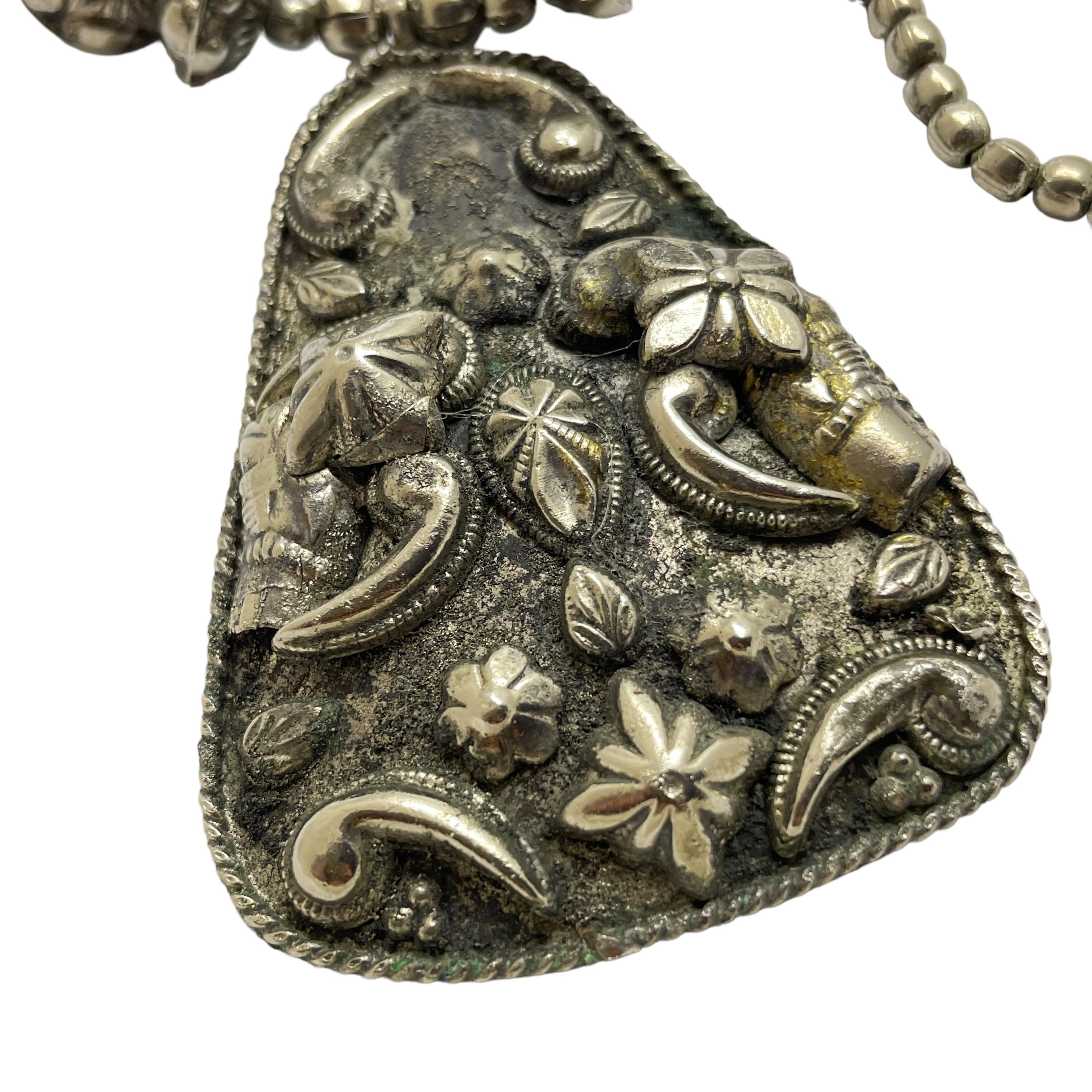 DETALLES

- sin signo    

- tono plateado con cuentas de cristal

- collar vintage de diseño  

MEDIDAS  

- 

CONDICIÓN

-  muy buen estado vintage con mínimos signos de desgaste 

 Código 40

❤️❤️  JOYAS DE DISEÑO VINTAGE ❤️❤️

❤️❤️  BOUTIQUE DE