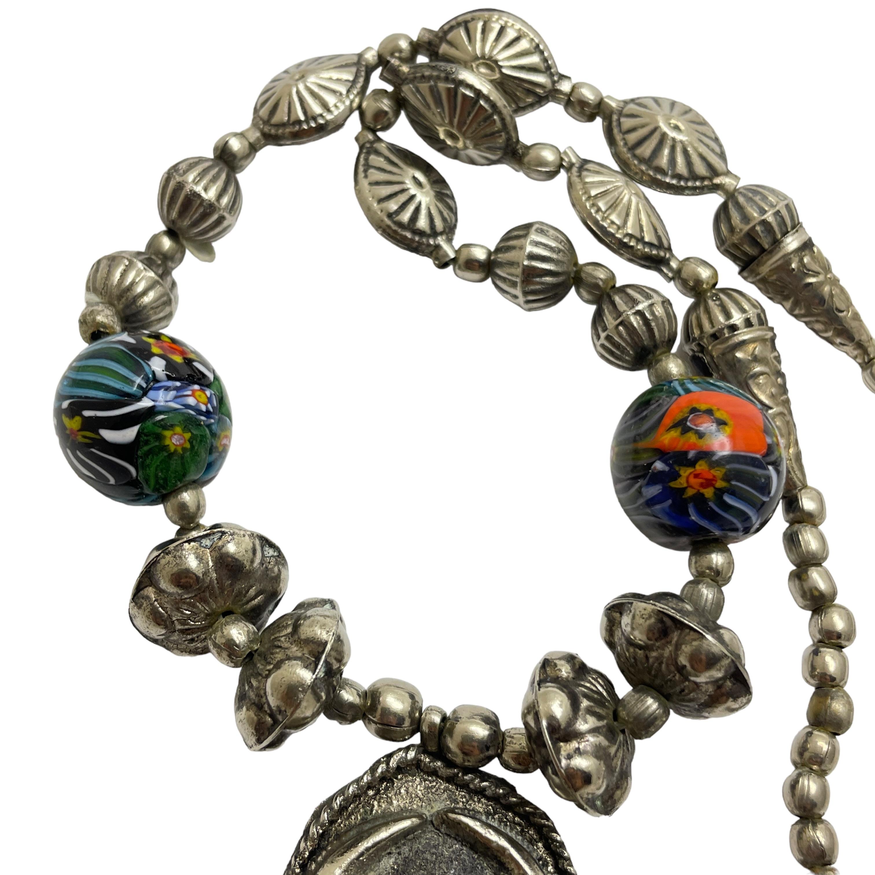 Collar vintage de cuentas de vidrio artístico en tono plateado de diseño en Bueno estado para la venta en Palos Hills, IL