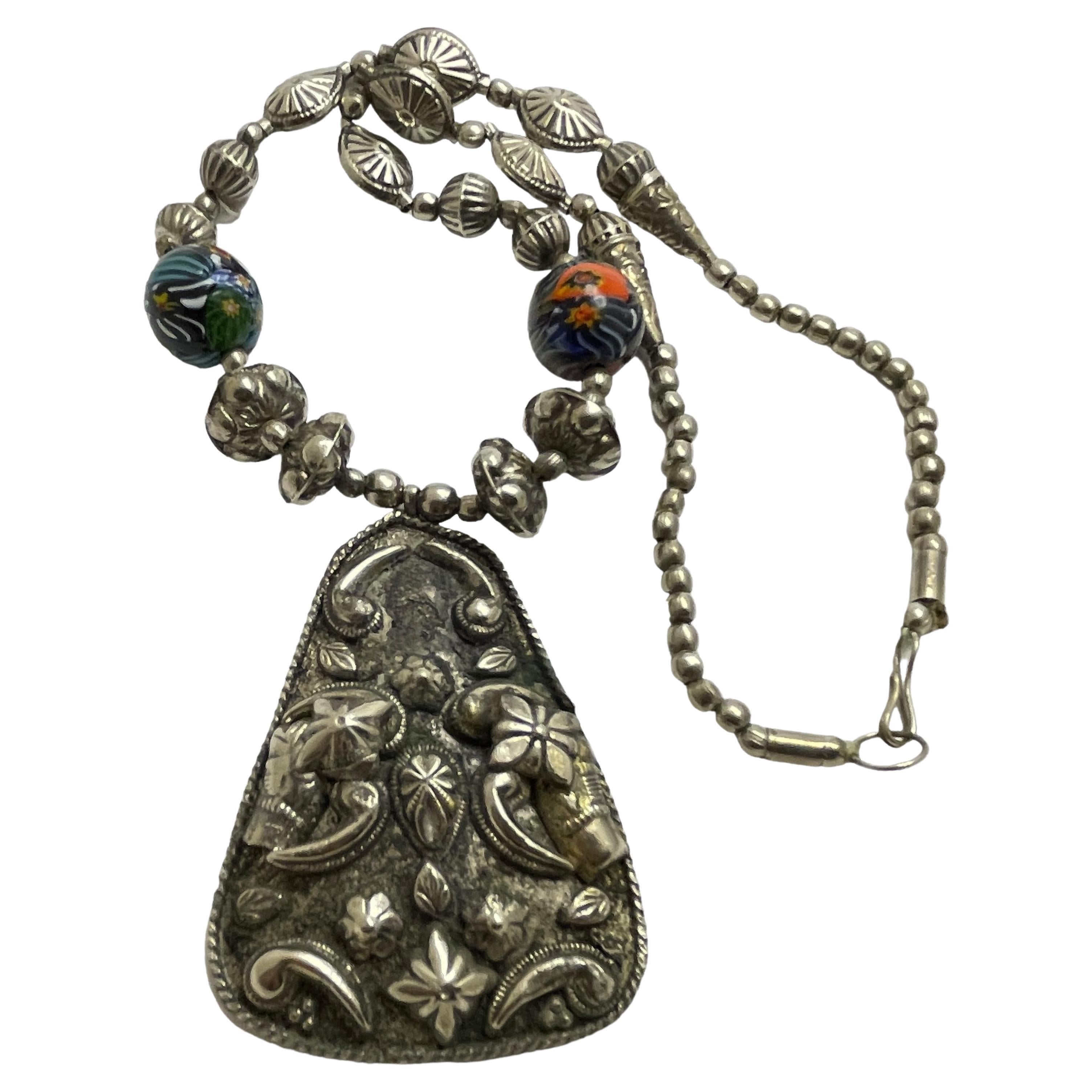 Collar vintage de cuentas de vidrio artístico en tono plateado de diseño en venta