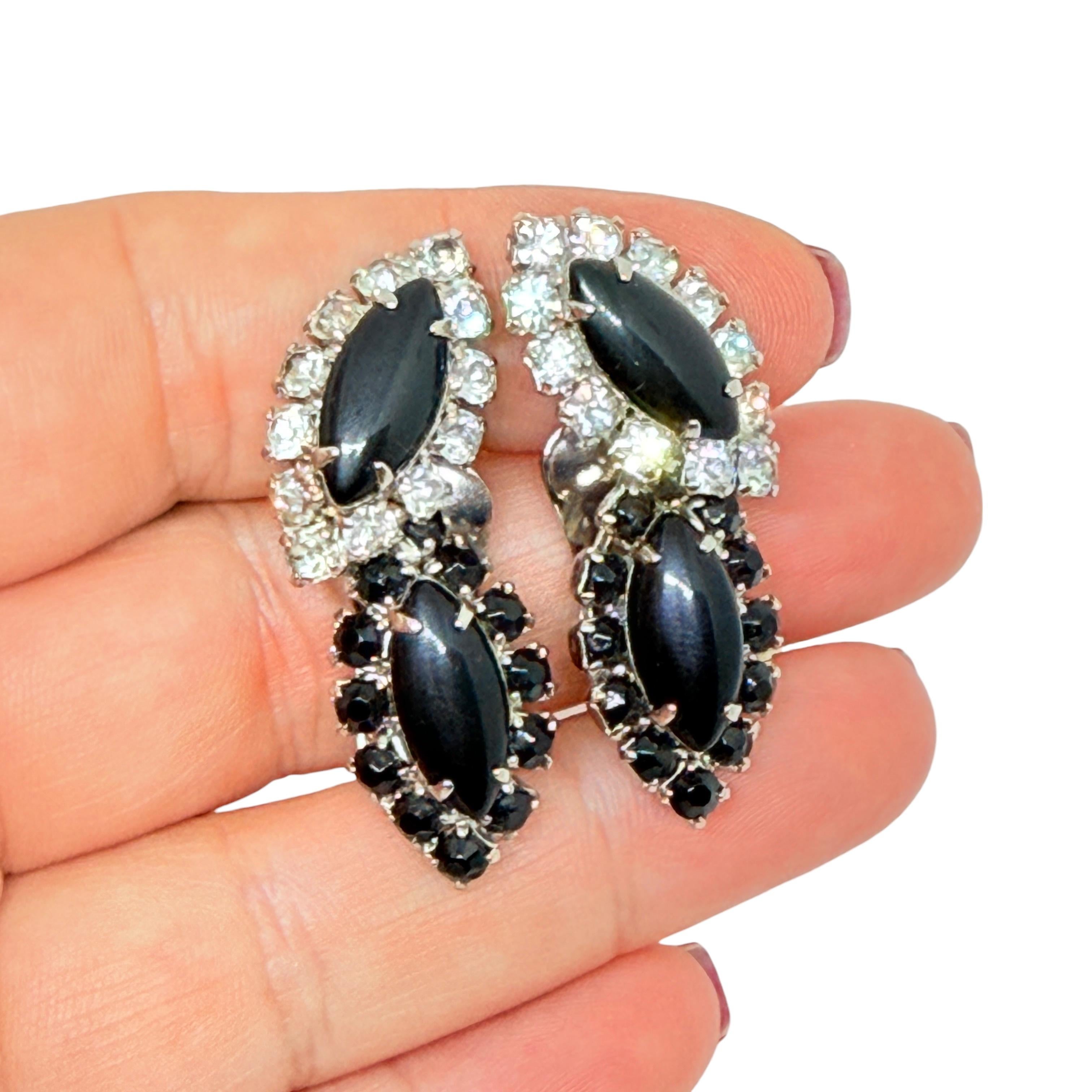 DETAILS

- • ohne Vorzeichen

- • silberfarben mit Glassteinen

- • Vintage-Designer-Ohrringe
 
MASSNAHMEN  

- • CONDIT

- •  sehr guter Vintage-Zustand mit minimalen Gebrauchsspuren 

 Sku 53

❤️❤️   VINTAGE-DESIGNER-SCHMUCK   ❤️❤️

❤️❤️ 