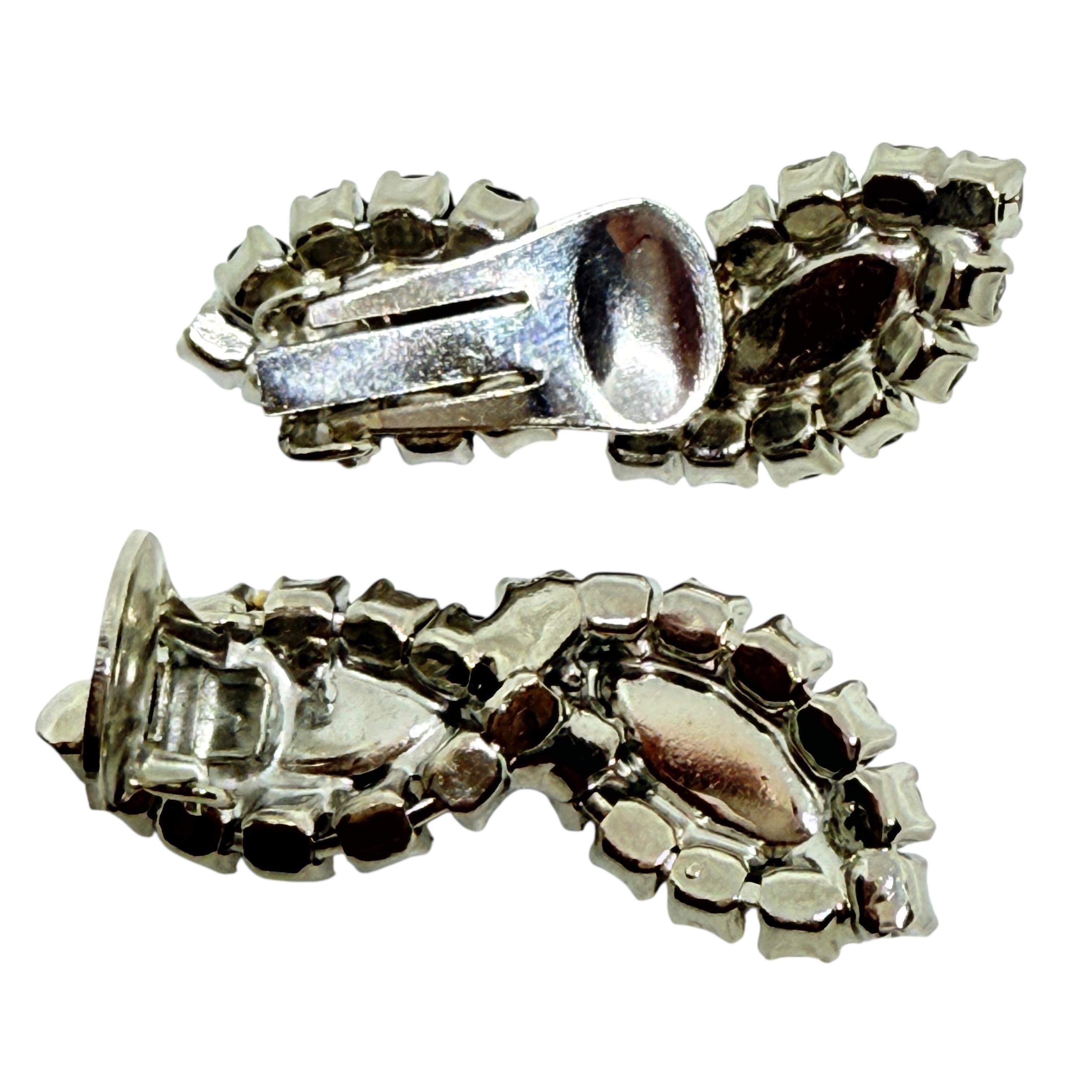 Vintage Silber Ton schwarz Navette Glas Steine Designer Clip auf Ohrringe im Zustand „Gut“ im Angebot in Palos Hills, IL