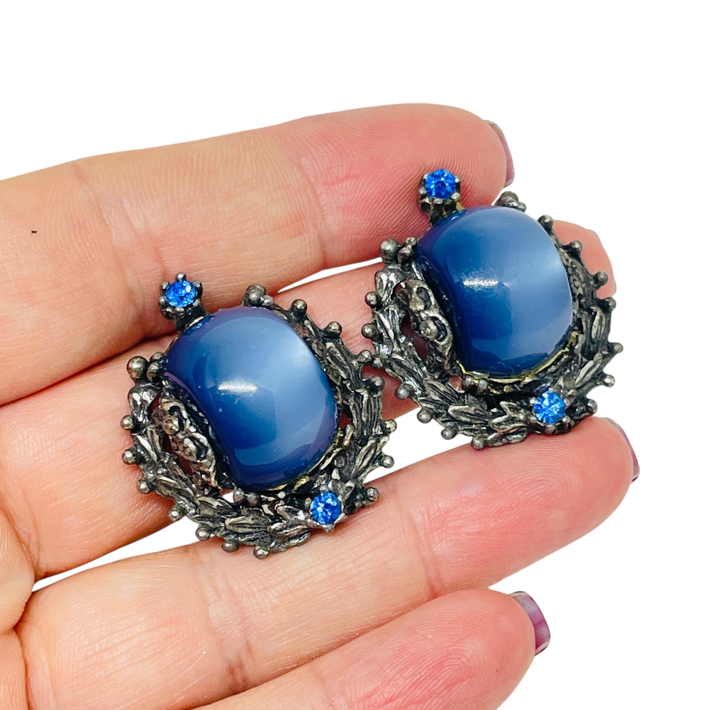 DETALLES

- sin signo

- tono plateado con piedras de cristal

- pendientes vintage de diseño
 
MEDIDAS  

- CONDICIÓN

-  muy buen estado vintage con mínimos signos de desgaste 

 Código 55

❤️❤️   JOYAS VINTAGE DE DISEÑO   ❤️❤️

❤️❤️  BOUTIQUE DE