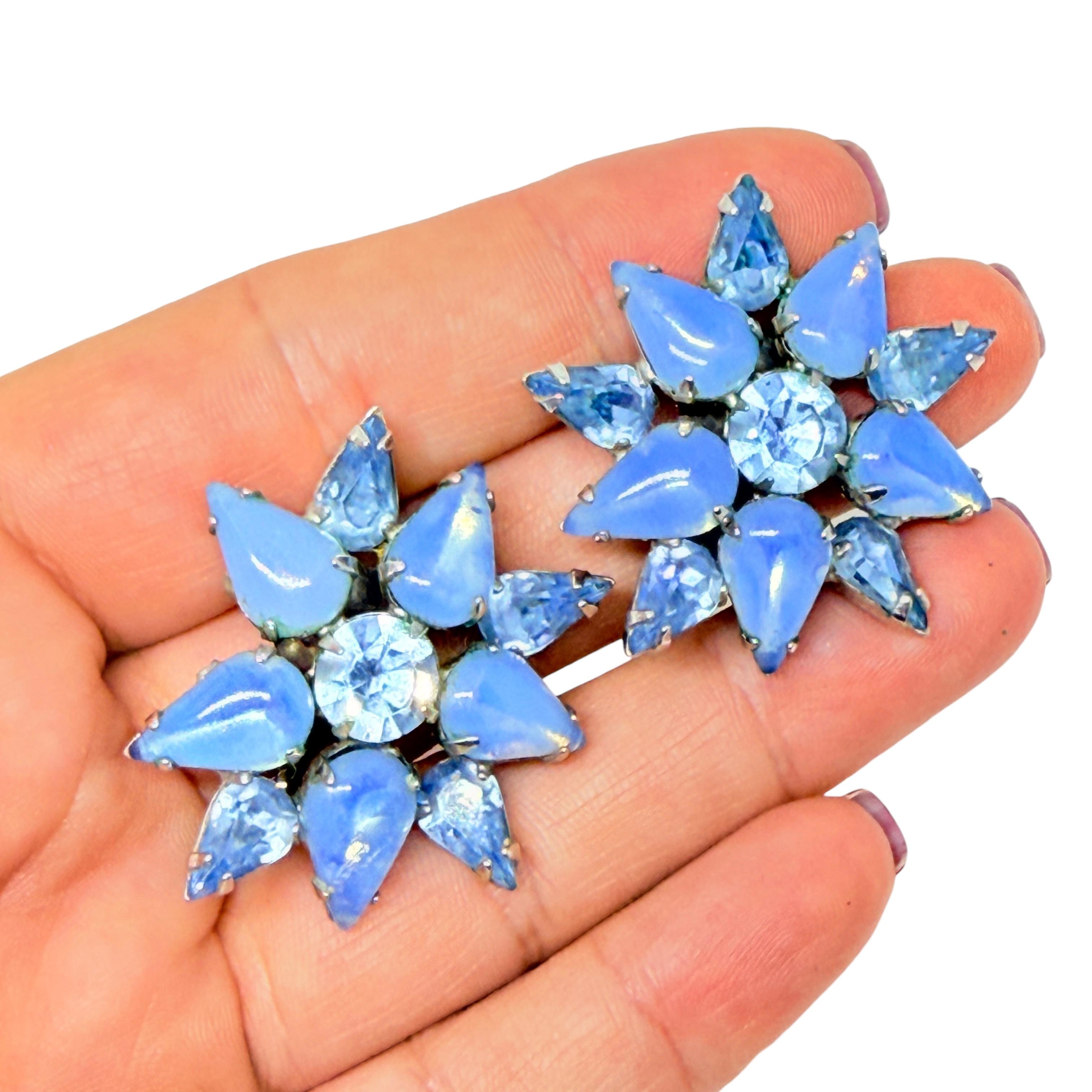 DETAILS

- • ohne Vorzeichen

- • silberfarben mit Glassteinen

- • Vintage-Designer-Ohrringe
 
MASSNAHMEN  

- • CONDIT

- •  sehr guter Vintage-Zustand mit minimalen Gebrauchsspuren 

 Sku 53

❤️❤️   VINTAGE-DESIGNER-SCHMUCK   ❤️❤️

❤️❤️ 