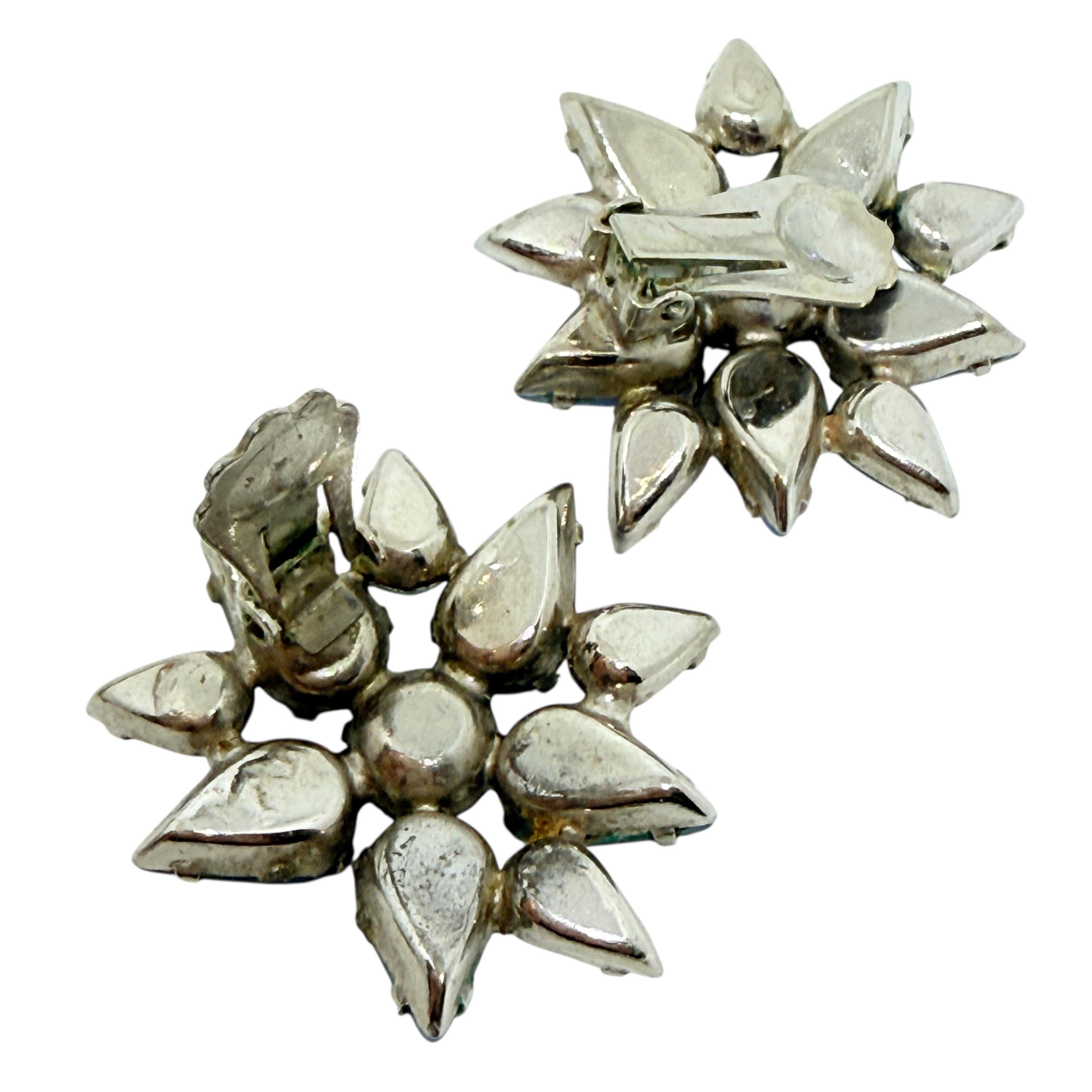 Vintage Silber Ton blau Glas Steine Designer Clip auf Ohrringe im Zustand „Gut“ im Angebot in Palos Hills, IL