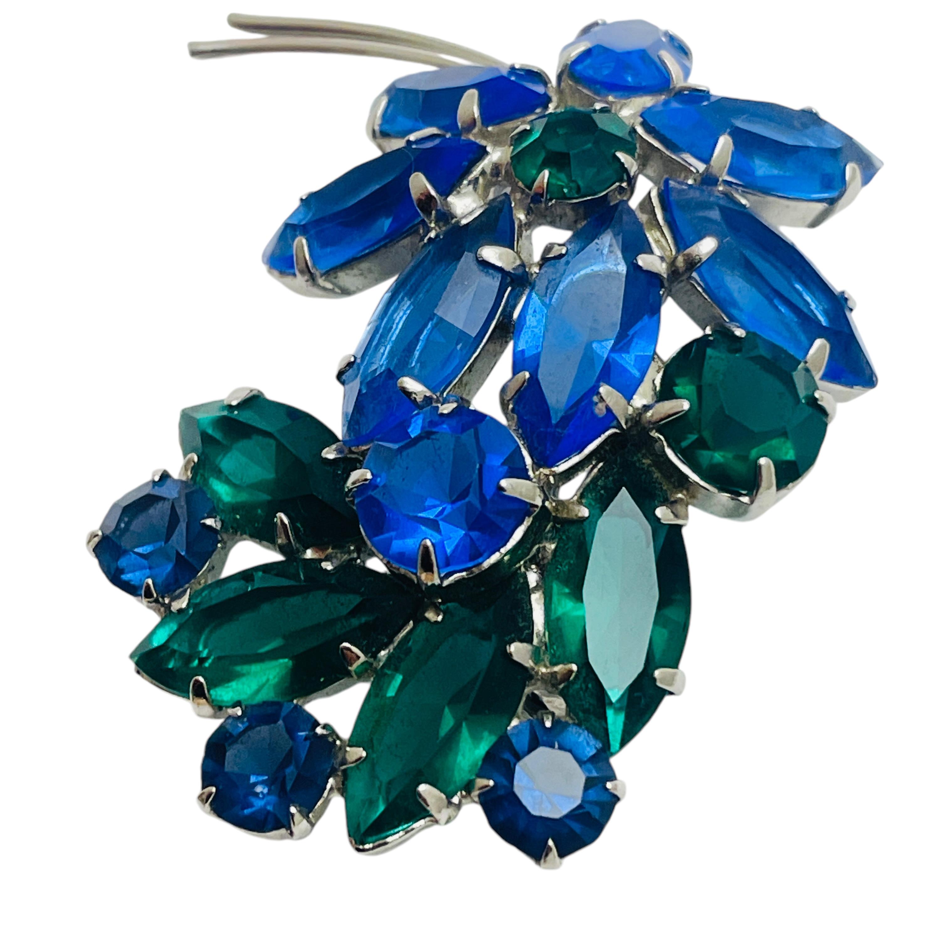 DETTAGLI

- senza segno   

- tono argento con strass

- spilla vintage di design

MISURE  

- 

CONDIZIONE

-  ottime condizioni vintage con minimi segni di usura 

 Sku 47

❤️❤️  GIOIELLI VINTAGE DI DESIGN ❤️❤️

❤️❤️  LA BOUTIQUE DI ALEXANDER  ❤️❤️