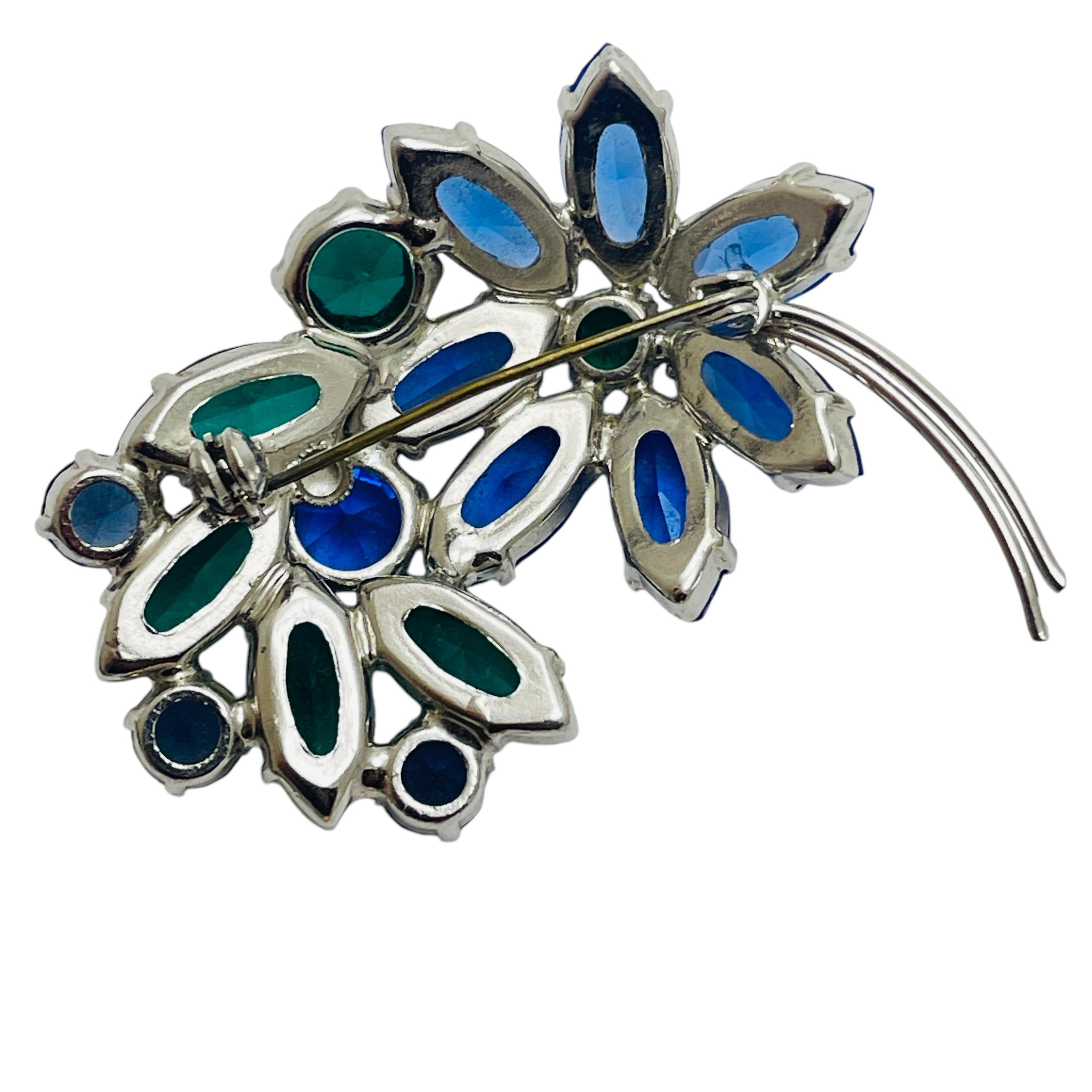 Spilla d'epoca in argento con strass blu e verde, con fiore di design In condizioni buone in vendita a Palos Hills, IL