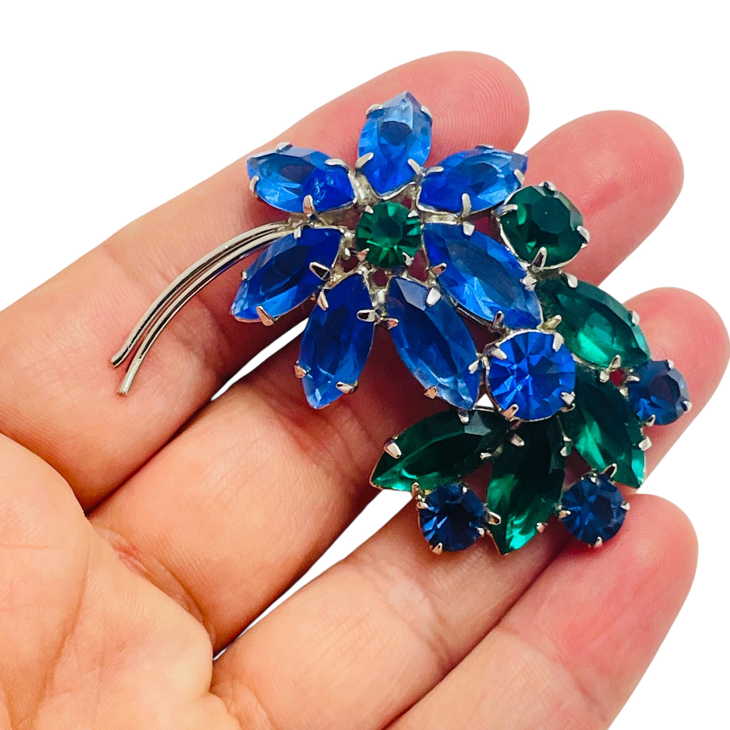 Donna Spilla d'epoca in argento con strass blu e verde, con fiore di design in vendita
