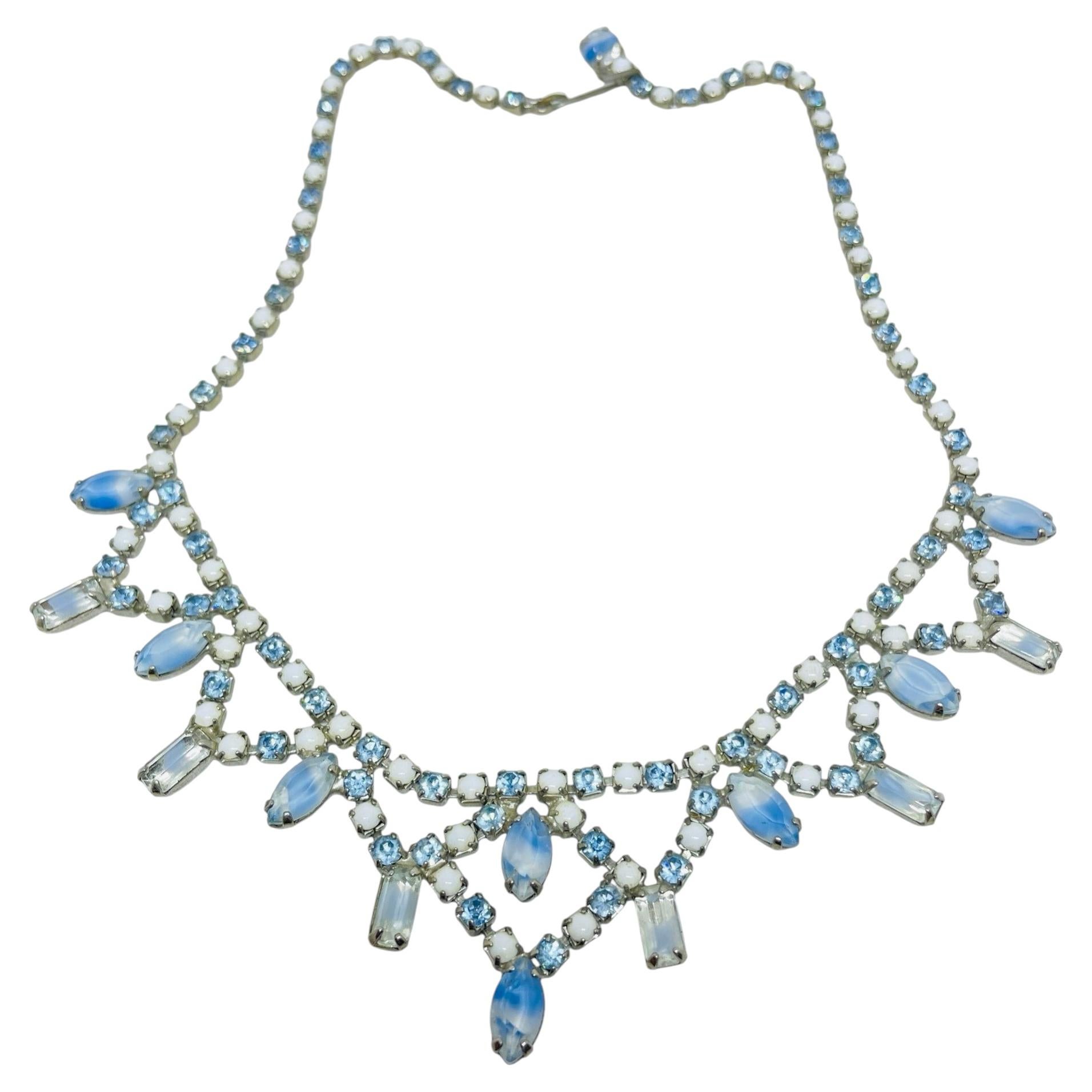 Collier de créateur vintage en verre opalin bleu, finition argentée, orné de strass, années 1950 en vente