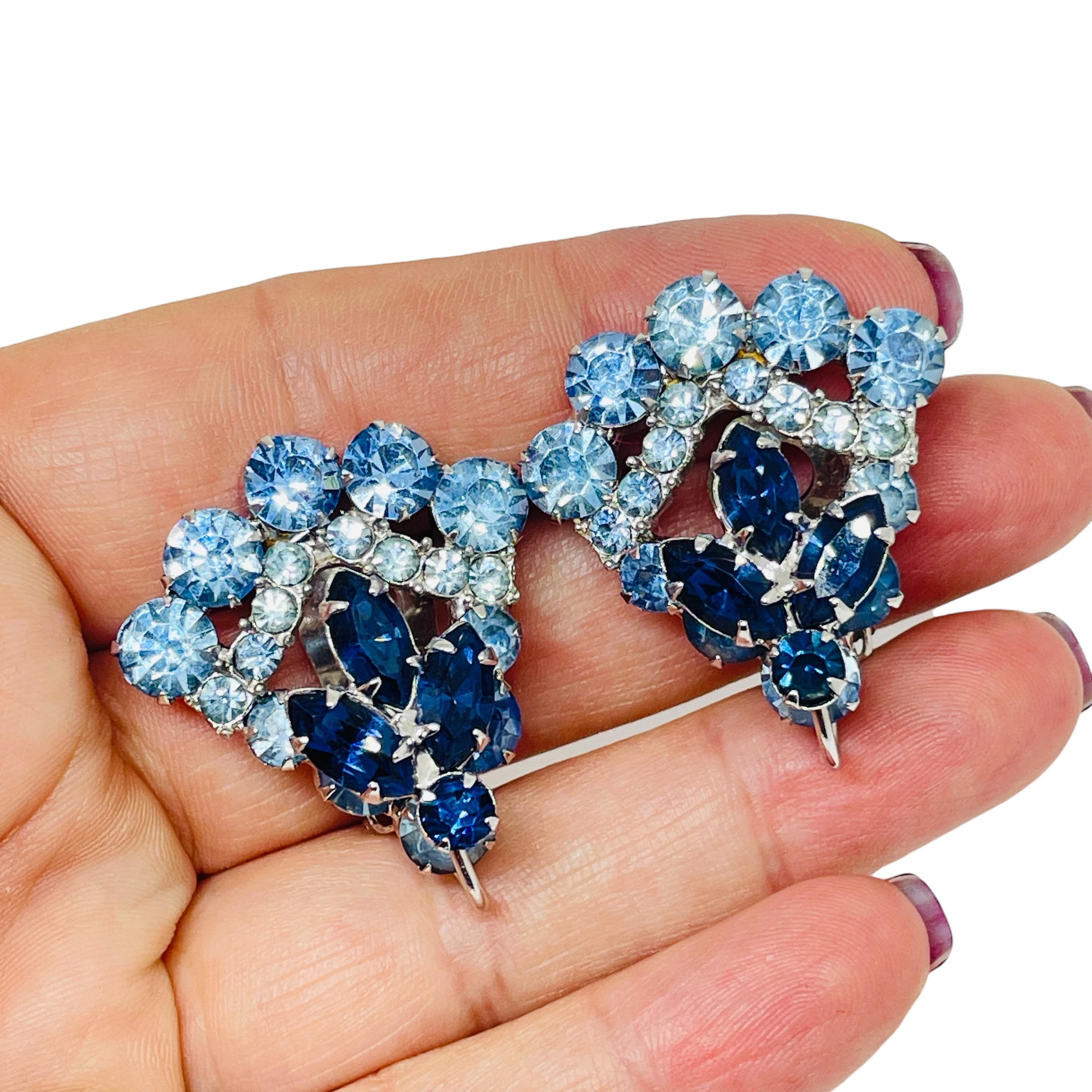 DETAILS

- • ohne Vorzeichen

- • silberfarben mit Glassteinen

- • Vintage-Designer-Ohrringe
 
MASSNAHMEN  

- • CONDIT

- •  sehr guter Vintage-Zustand mit minimalen Gebrauchsspuren 

 Sku 55

❤️❤️   VINTAGE-DESIGNER-SCHMUCK   ❤️❤️

❤️❤️ 