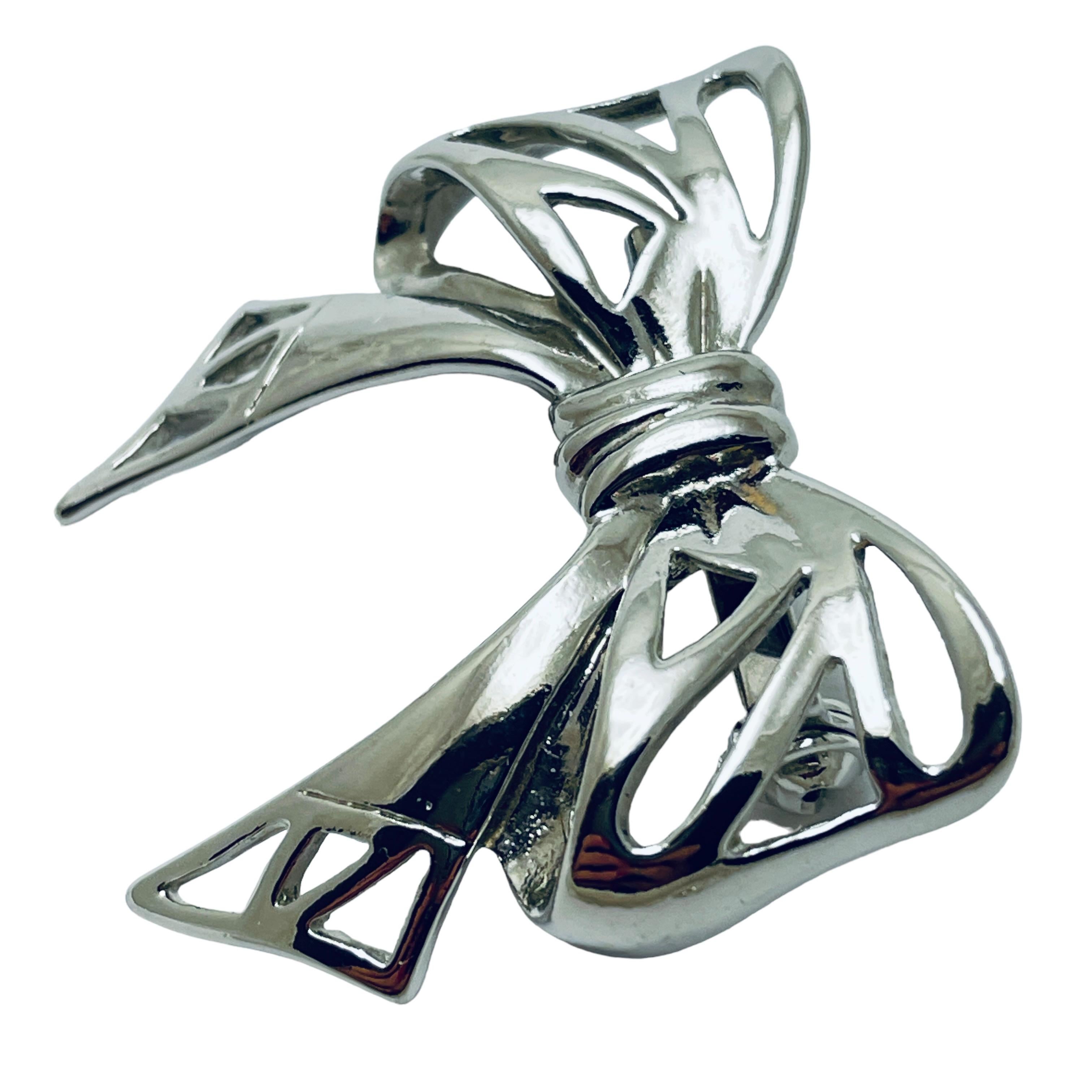 Women's or Men's Vintage silver tone bow brooch For Sale