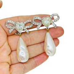 Boucles d'oreilles clips vintage en verre argenté avec cœur et fausse perle.