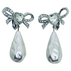 Boucles d'oreilles clips vintage en verre argenté avec cœur et fausse perle.